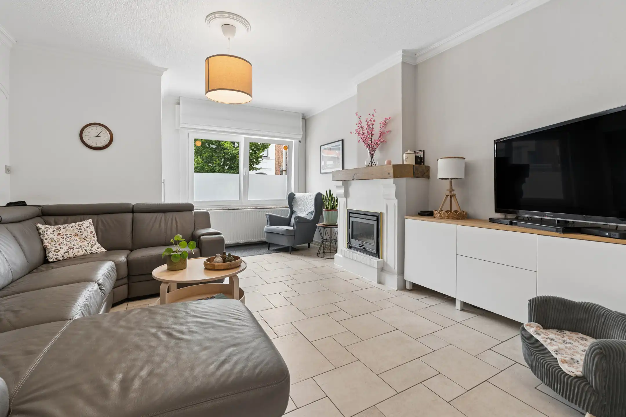 Instapklare gerenoveerde 2-gevelwoning op gunstige locatie foto 2