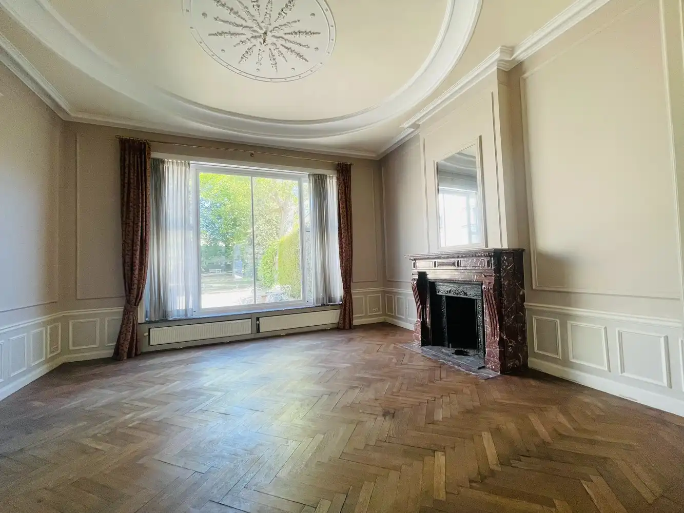 Brugge&nbsp; Aan de SINT-ANNAREI , Unieke , EXCLUSIEVE SALONS/ KANTOORUIMTES (+- 160m²) in een HERENHUIS vooraan met&nbsp; zicht op de Sint-Annarei, achteraan zicht op een grote gemeenschappelijke tuin met oude bomen.&nbsp; Parkingplaats. foto 5