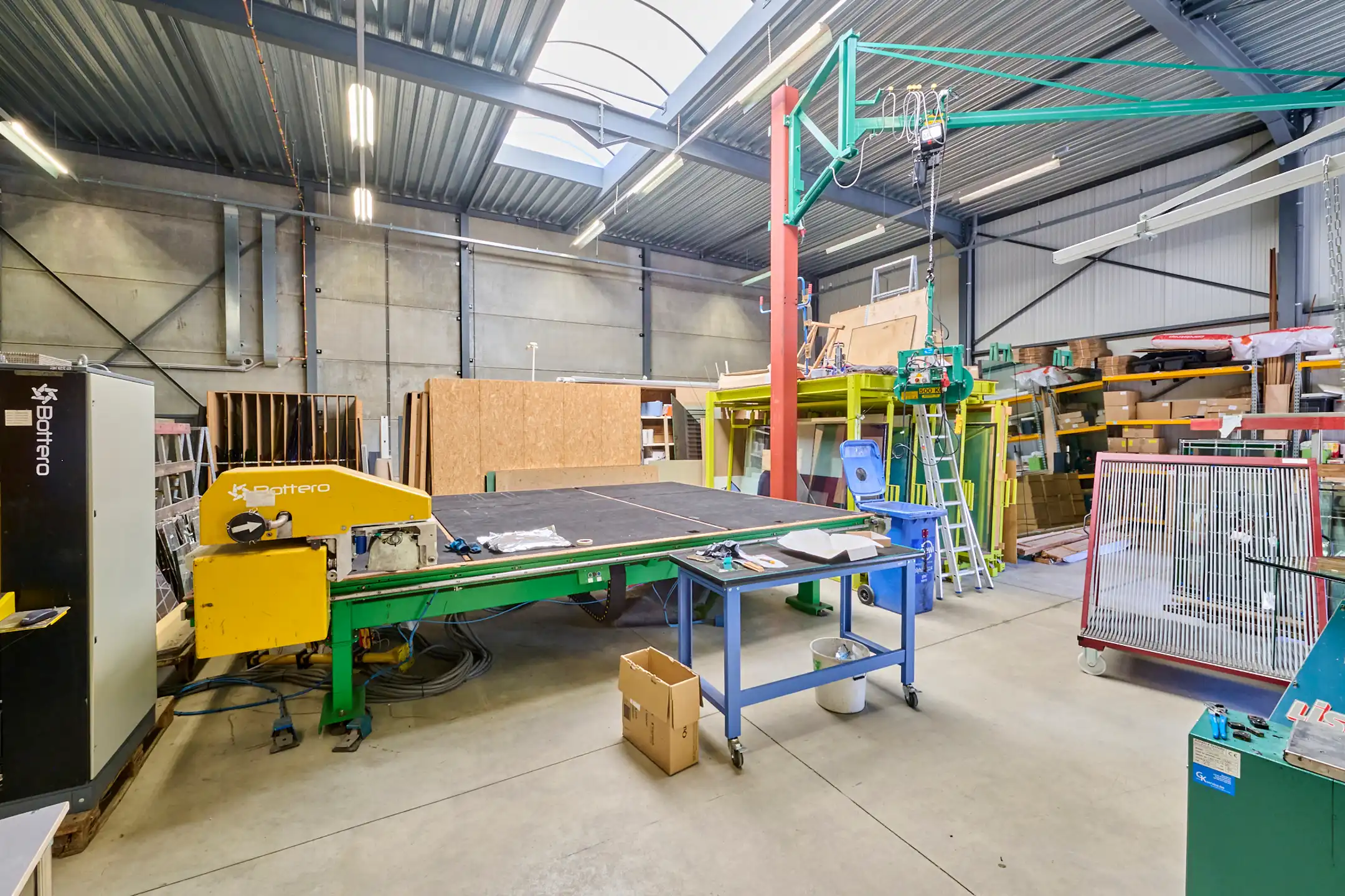 BEDRIJFSGEBOUW MET APPARTEMENT EN BUITENTERREIN foto 7