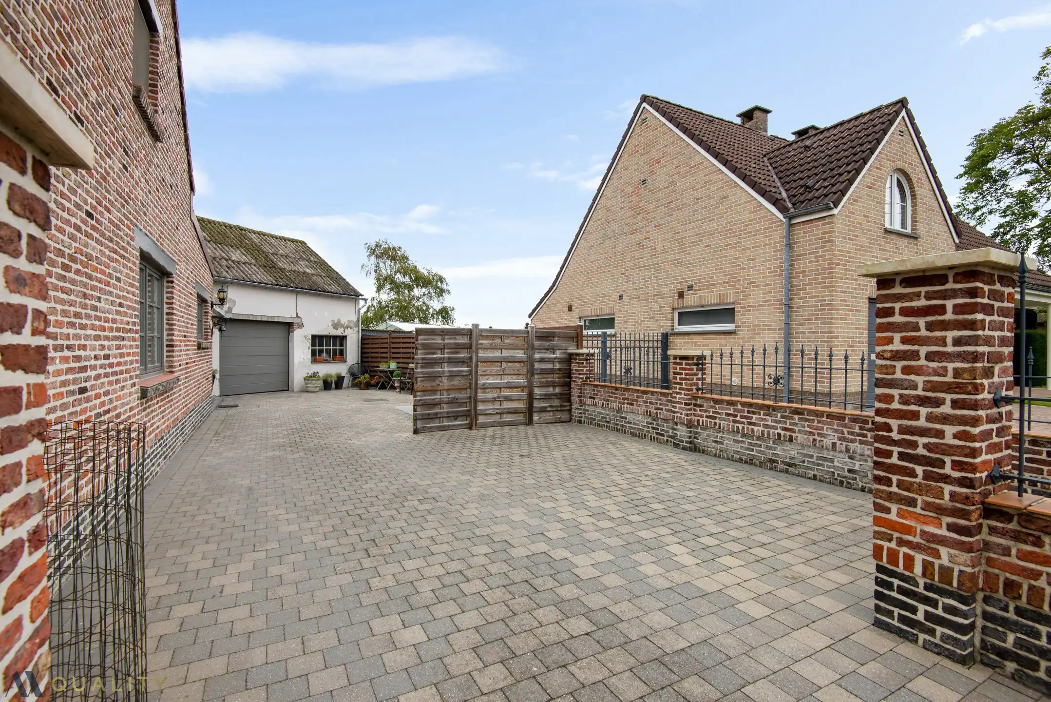 Deze instapklare ééngezinswoning met 3 slpk., ruime koer (146 m²), garage (26 m²) en diverse bergruimtes op een terrein van 301 m² foto 3