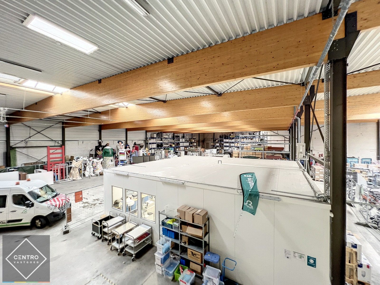 Instapklare burelen/showroom (± 1.400 m²) + opslagplaats  ( ± 2.700m²) met 4 sectionale poorten en VH van 7m te ROESELARE ! foto 10