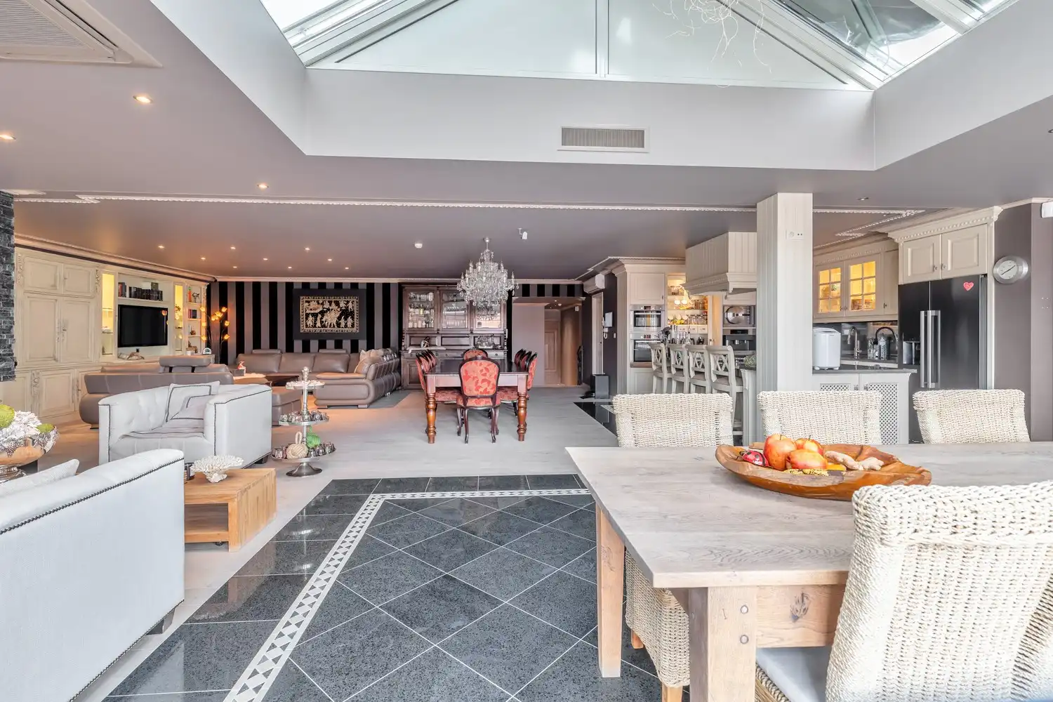 Unieke vastgoedopportuniteit! Ruim bedrijfscomplex met 2 appartementen en exclusief penthouse op 46a 55ca! foto 61