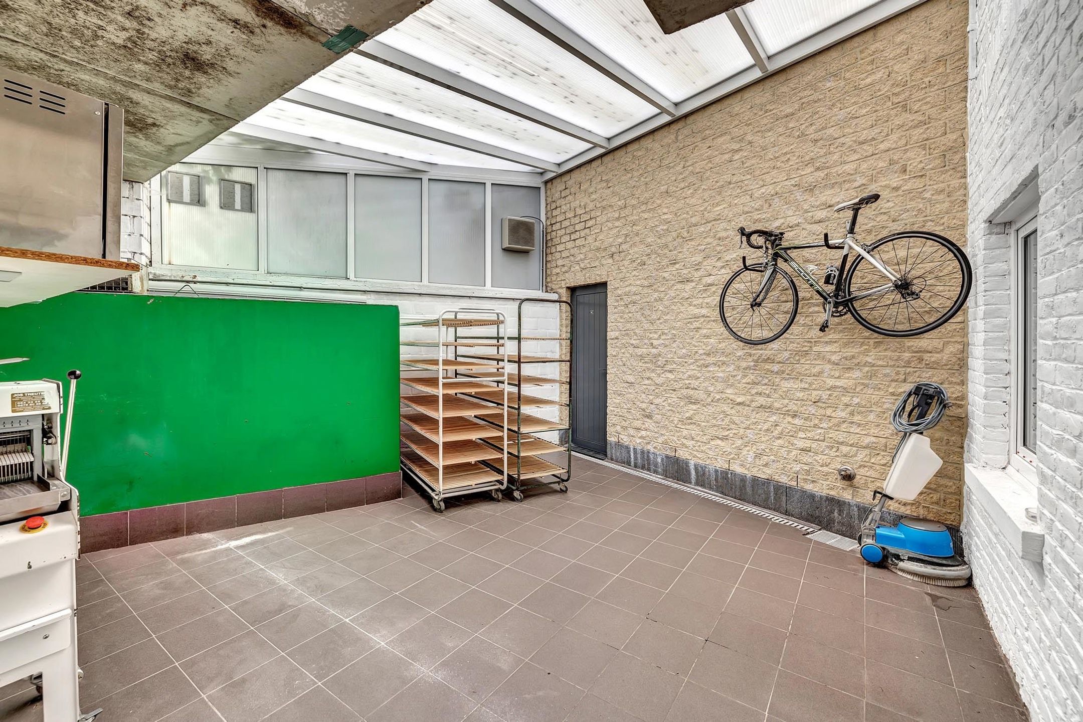 Unieke woning met oplsagplaats foto 28