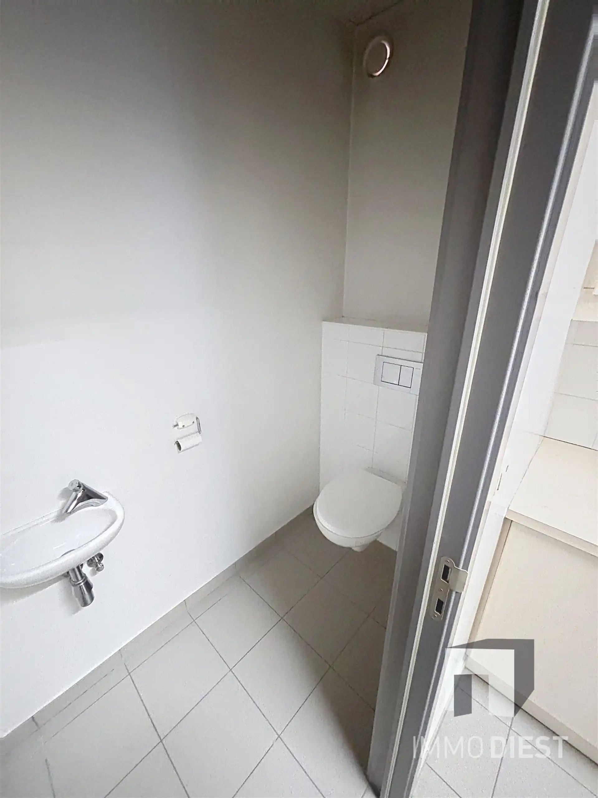 Handelsgelijkvloers van 230m² met private, achterliggende parking voor 3 wagens. foto 16