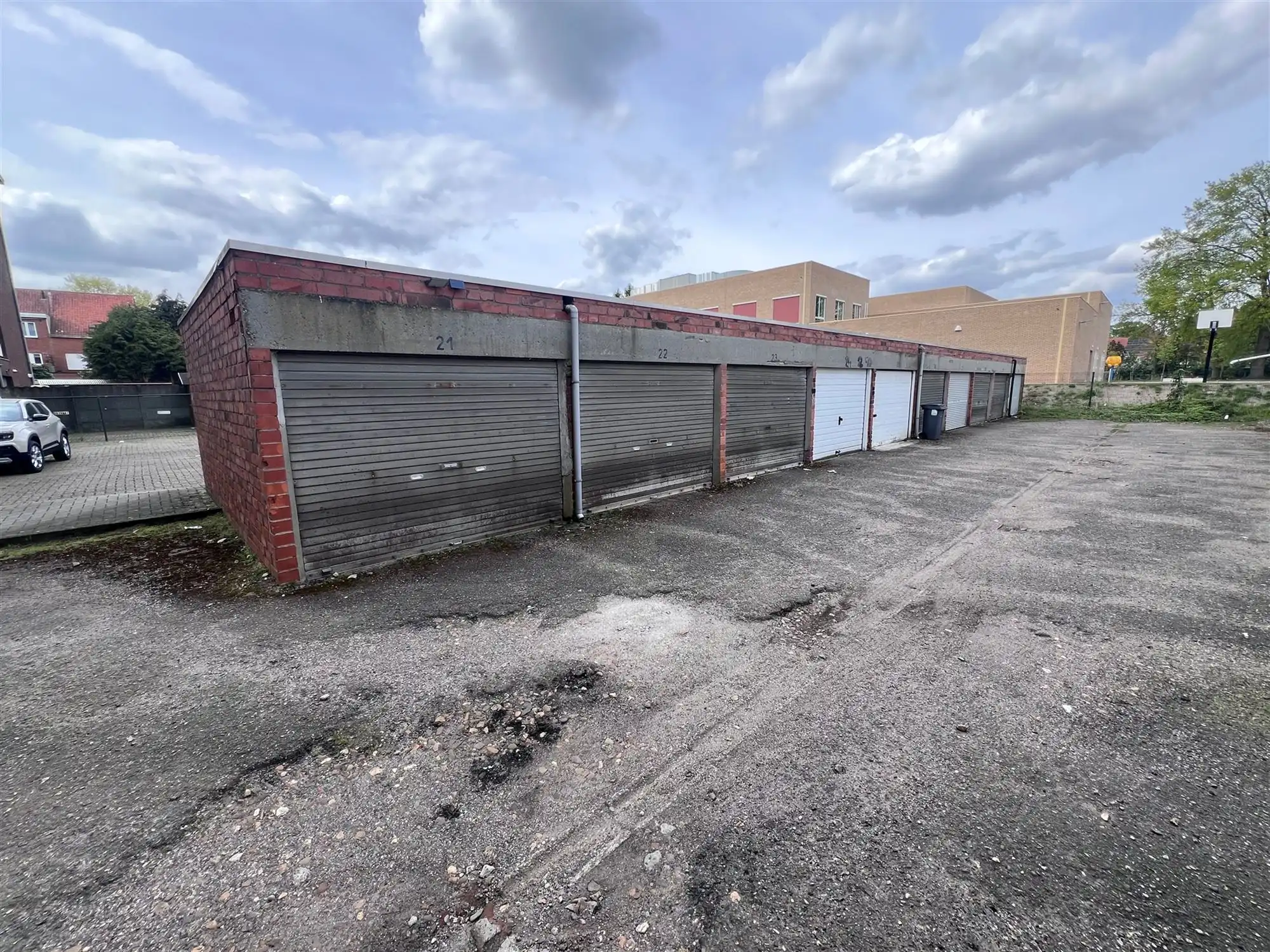 afgesloten garagebox gelegen aan de Duifhuisstraat foto {{pictureIndex}}