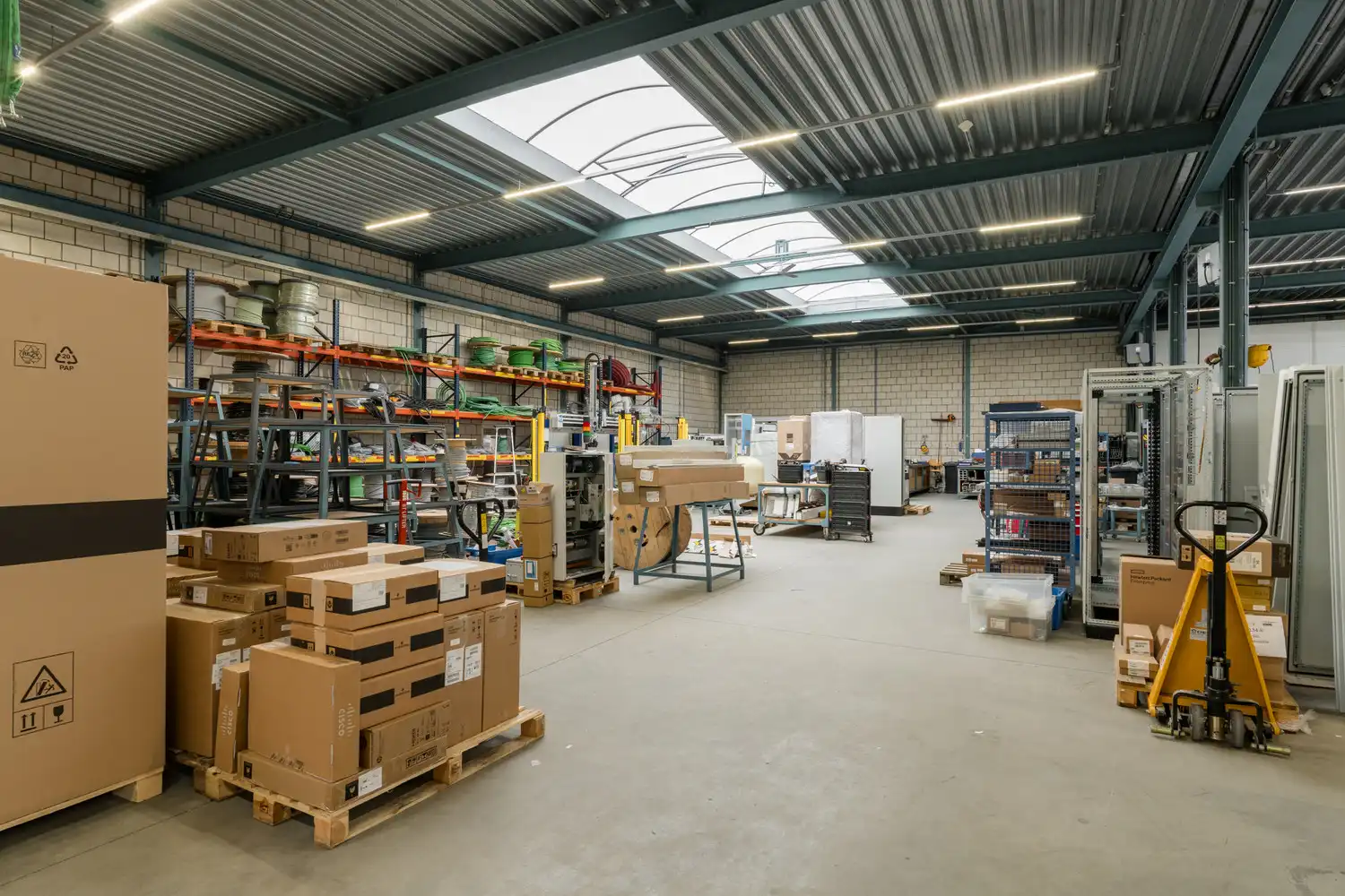 BEDRIJFSPAND MET CONCIERGEWONING foto 88