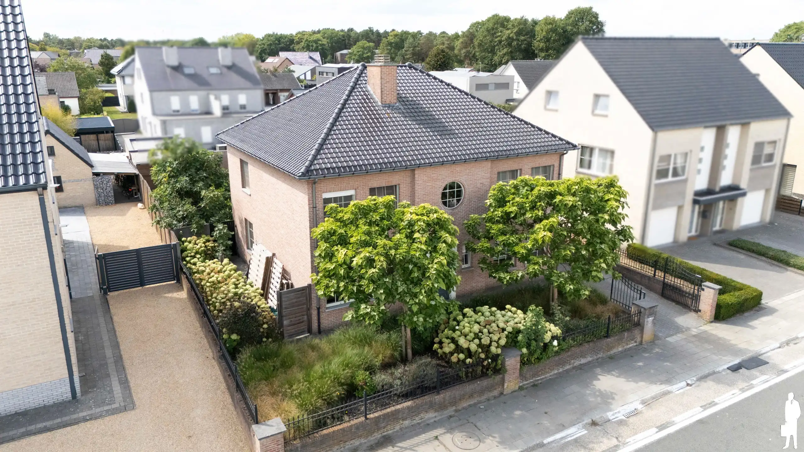 Ruime woning met 6 slpks. en grote kelder nabij Nederland foto 2