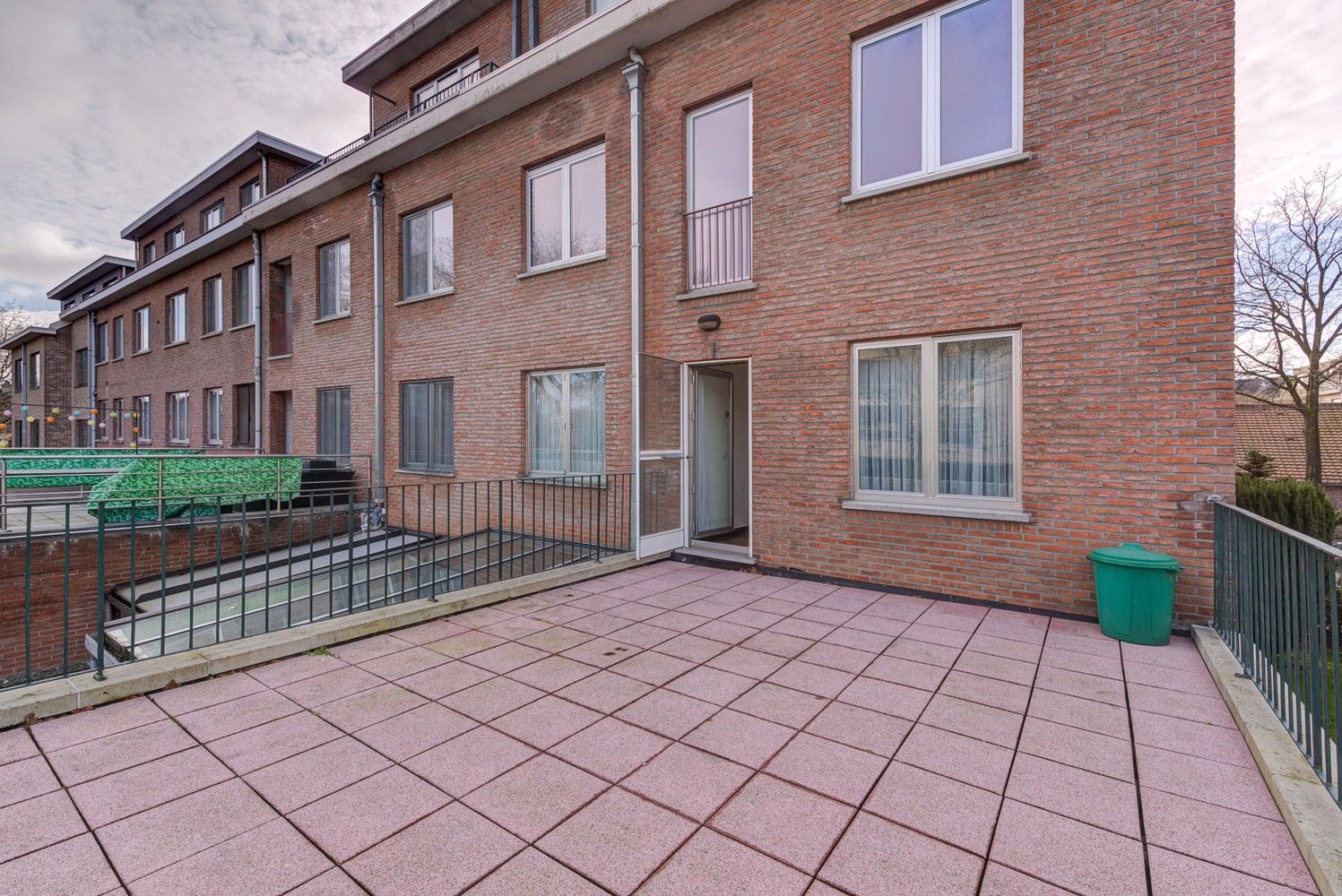 VERZORGD APPARTEMENT MET 3 SLAAPKAMERS, RUIM TERRAS EN AUTOSTAANPLAATS NABIJ HET CENTRUM VAN BILZEN foto 14