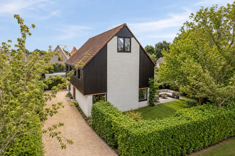 Een architecturale gezinswoning met karakter en uitzonderlijk veel ruimte foto 2
