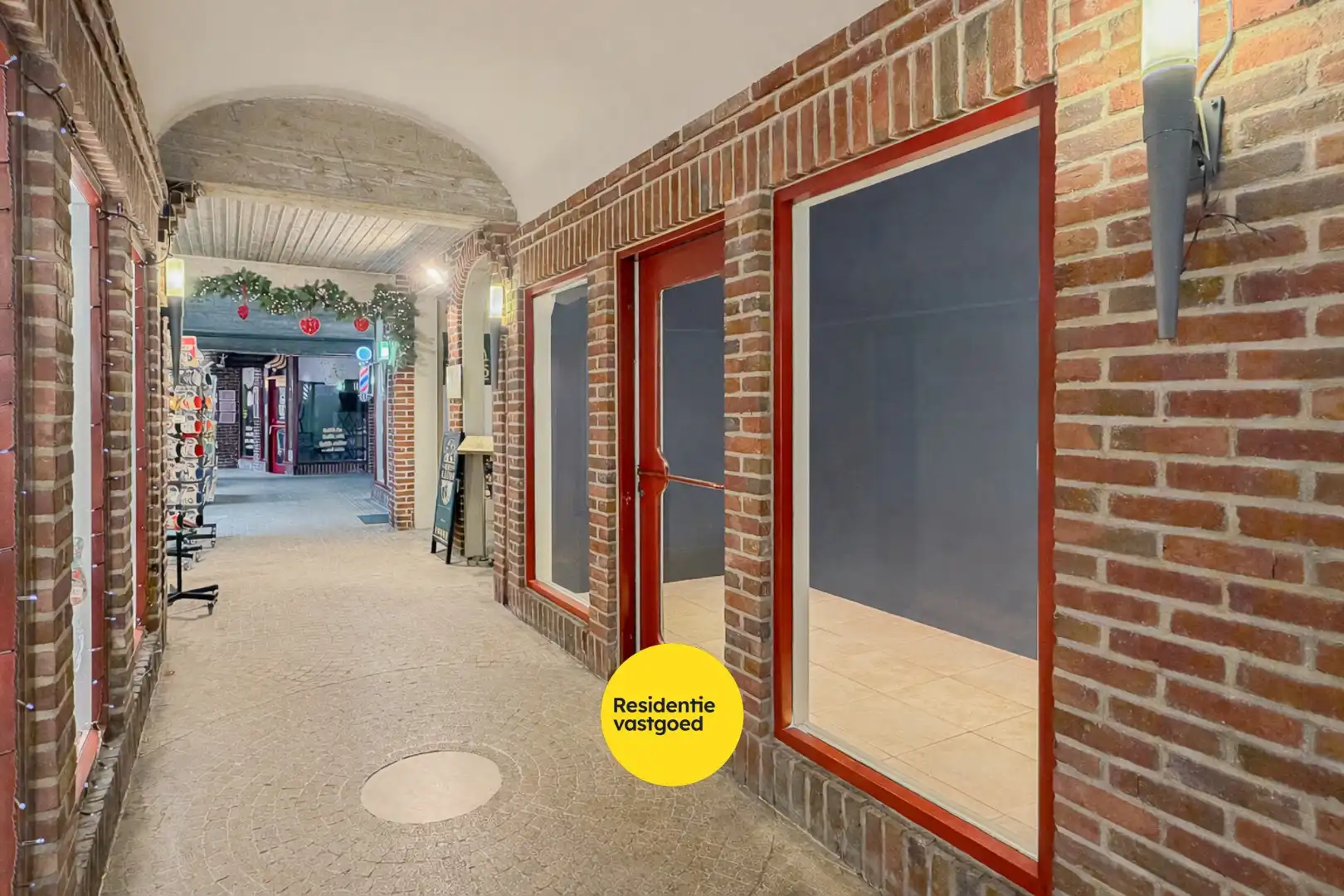 Uitzonderlijke investeringsopportuniteit in Galerij Ter Steeghere – hartje Brugge foto {{pictureIndex}}