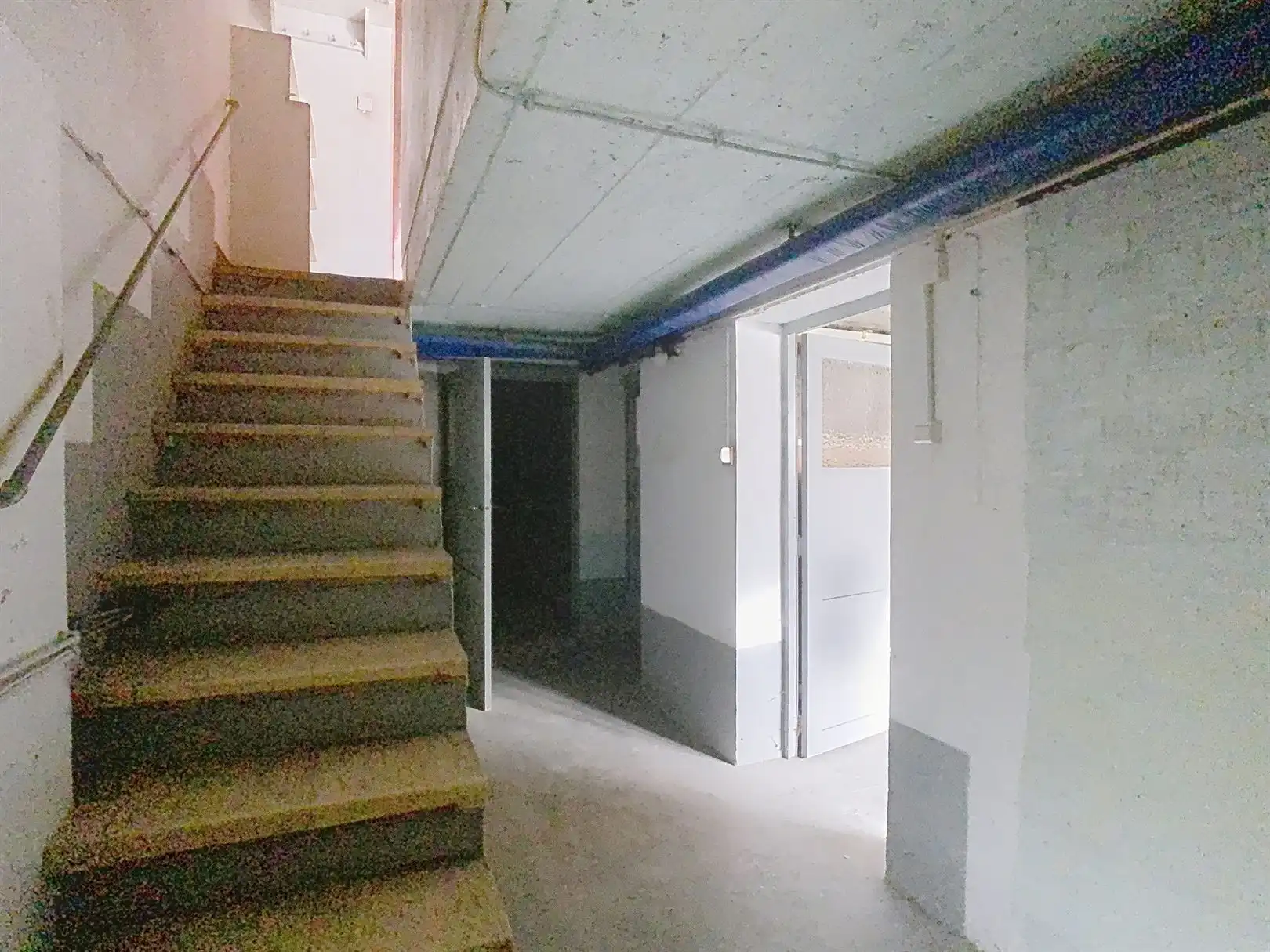 Mooi te renoveren 3-gevel woning!! foto 14