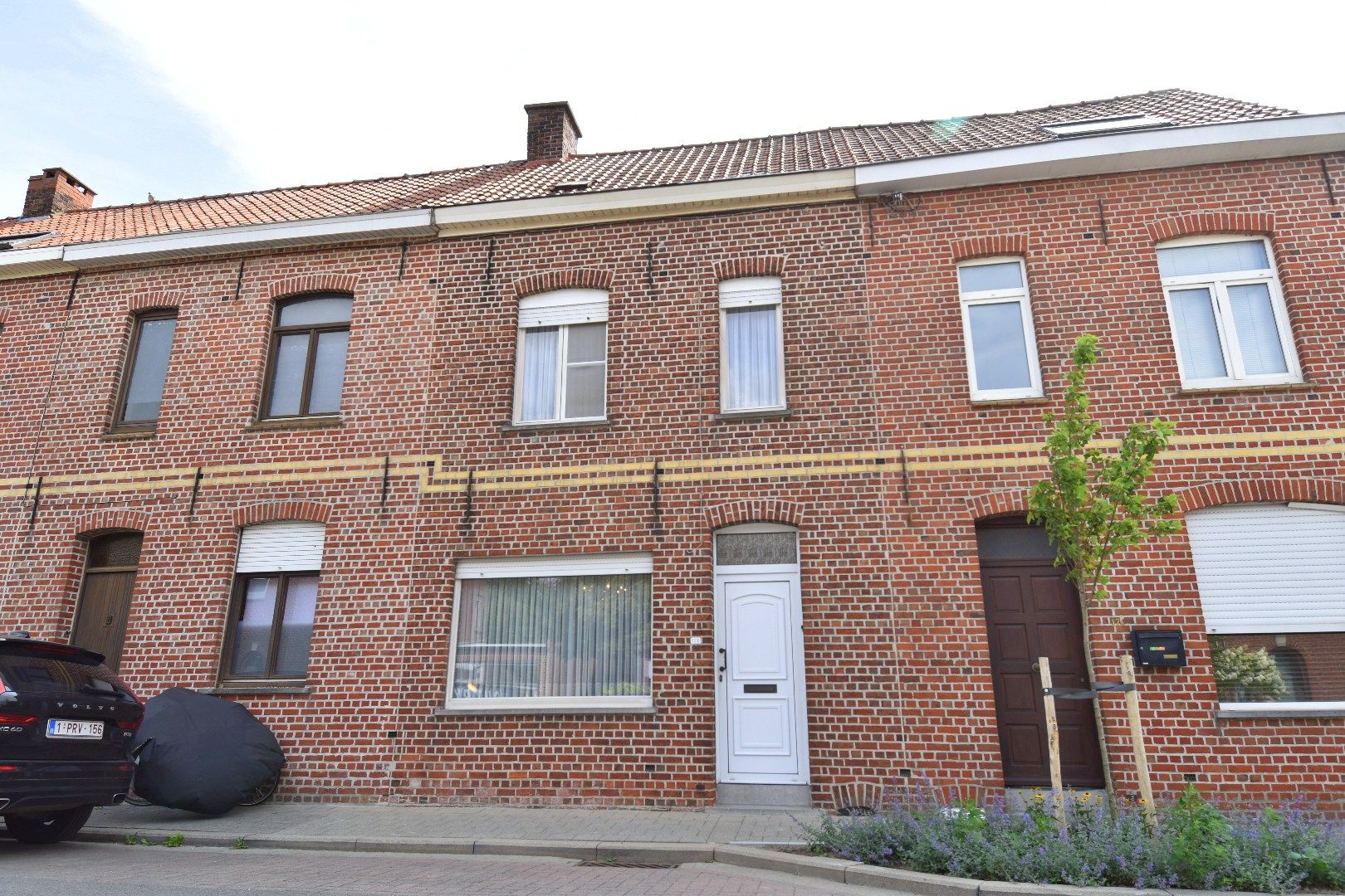 Hoofdfoto van de publicatie:  Rijwoning met 3 slaapkamers, garage en tuin te koop in Gullegem