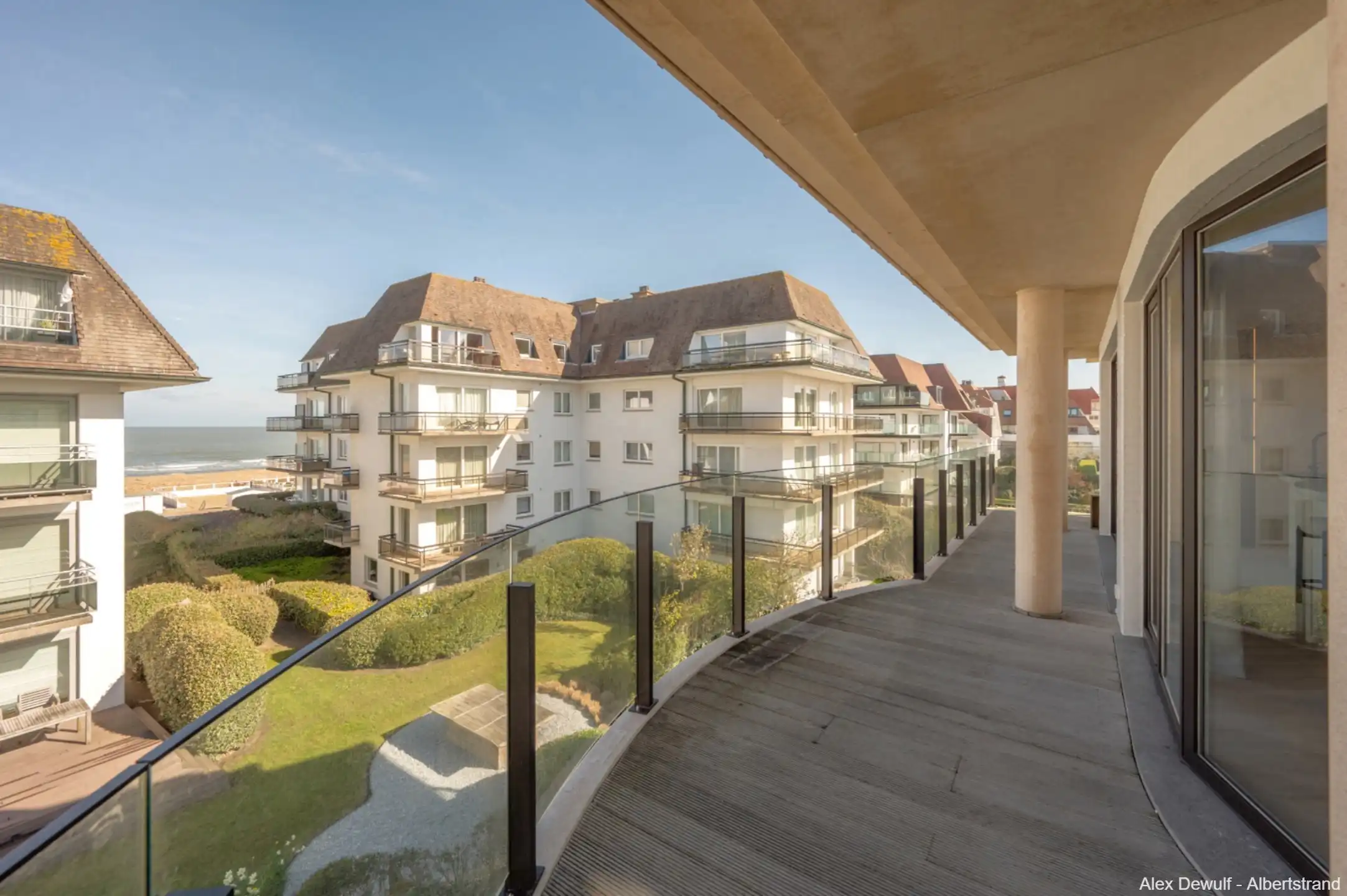 Ruim appartement met zeezicht en zonnig terras op de Kustlaan. foto 3