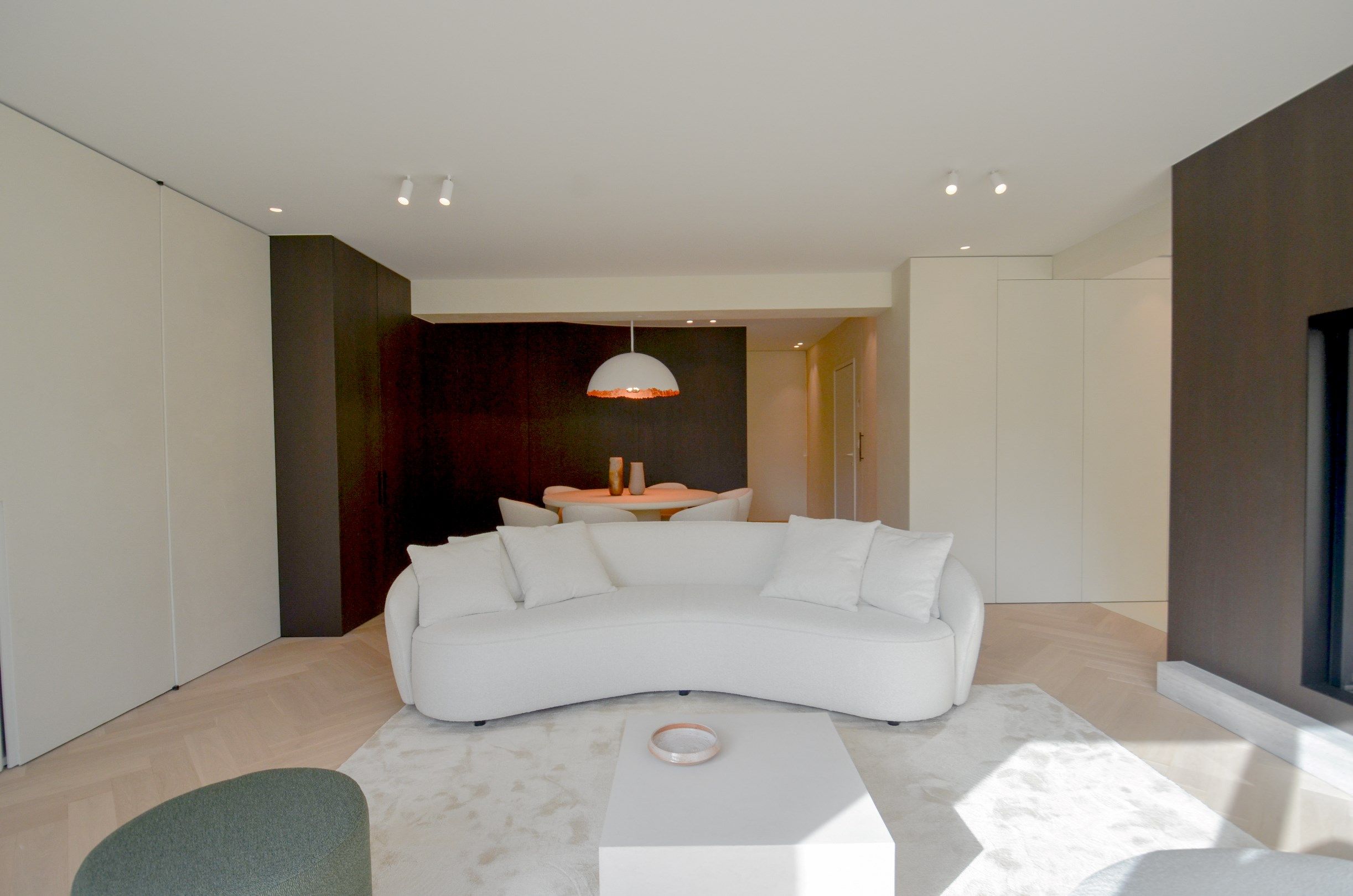 Uitzonderlijk ,tijdloos volledig gerenoveerd appartement met een open zicht . foto 11