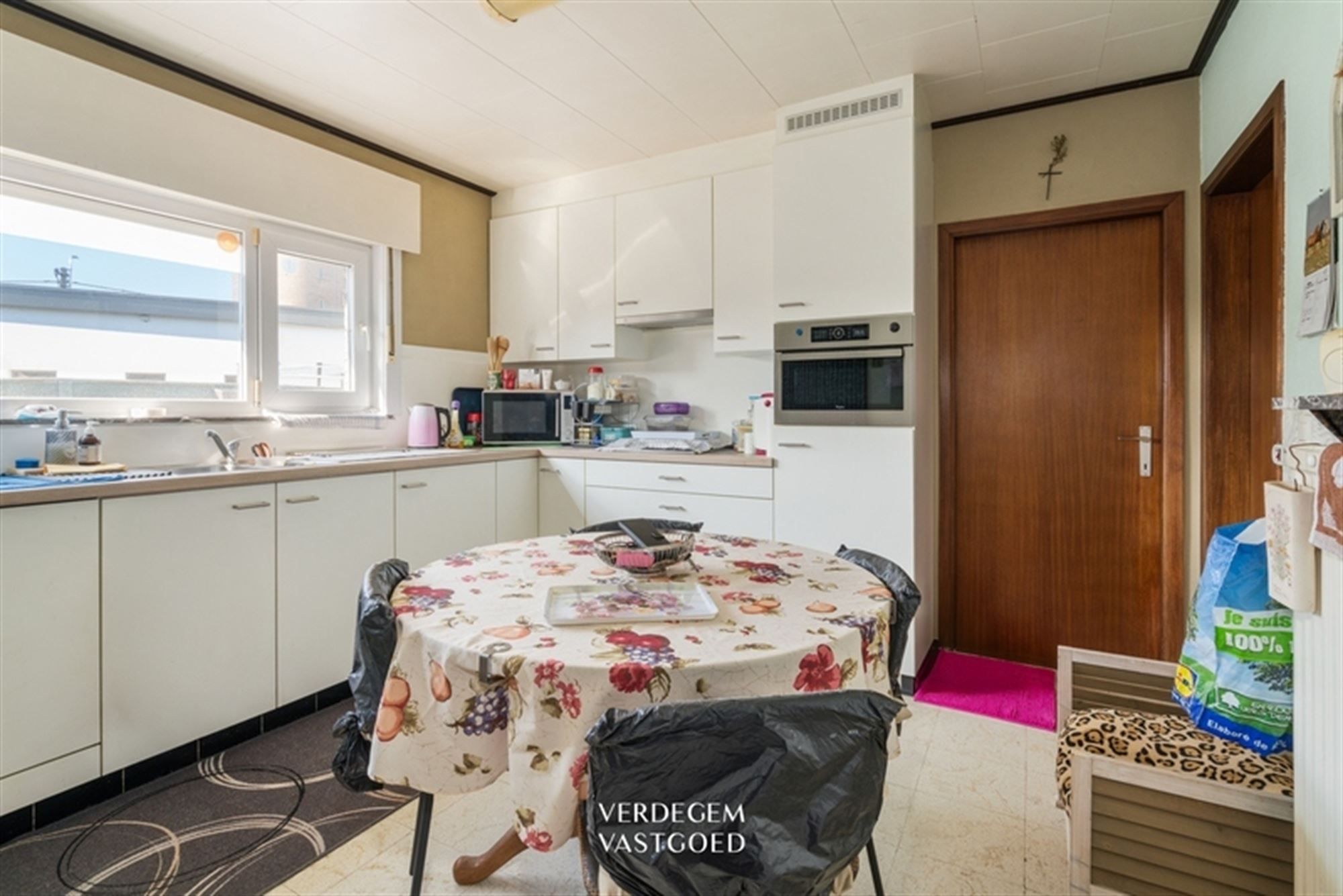 Bungalow met 2 slaapkamers, 2 garages en tuin van 730m² foto 4