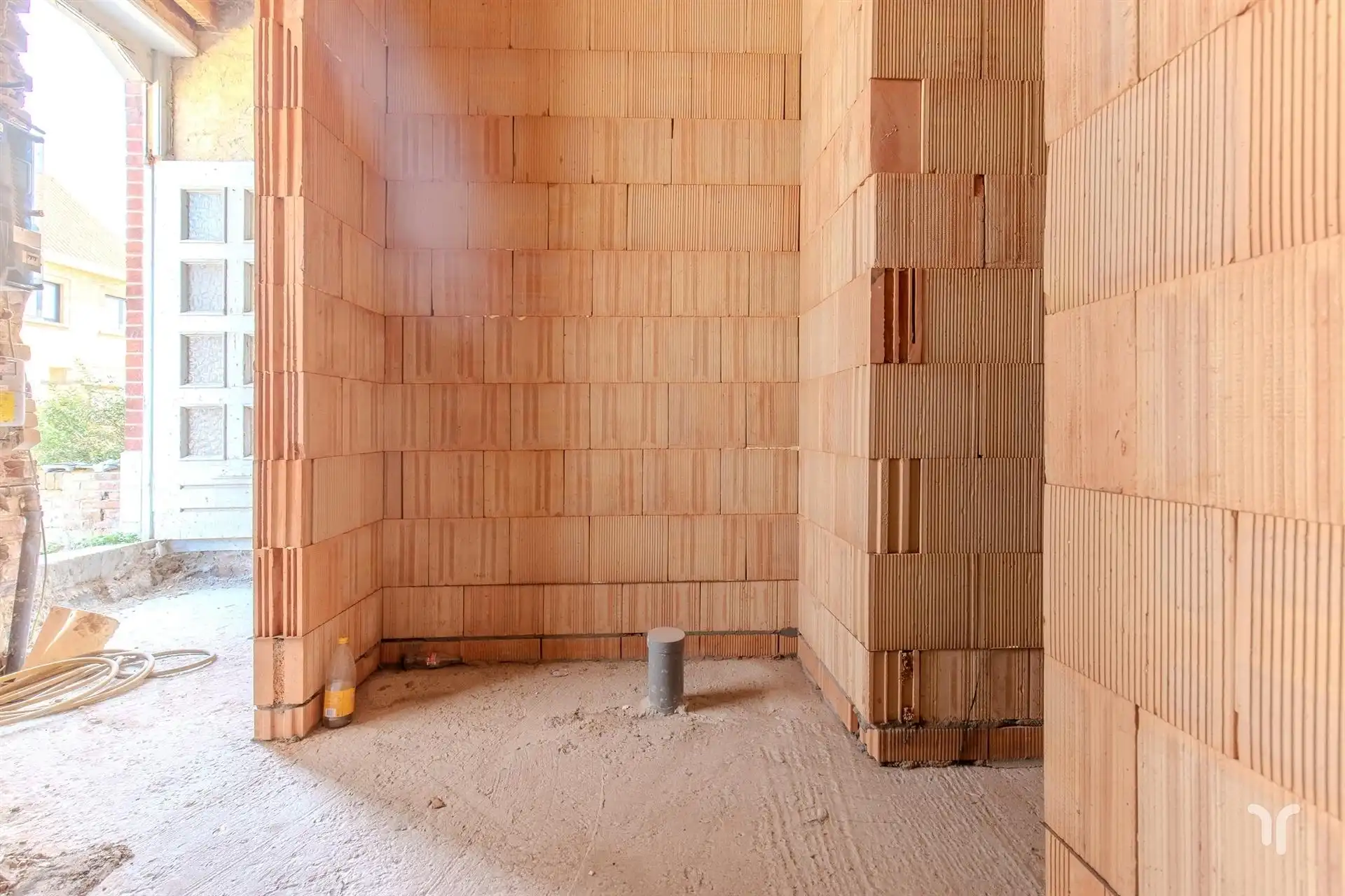 Ruime woning in heropbouw met nieuwe aanbouw. foto 12