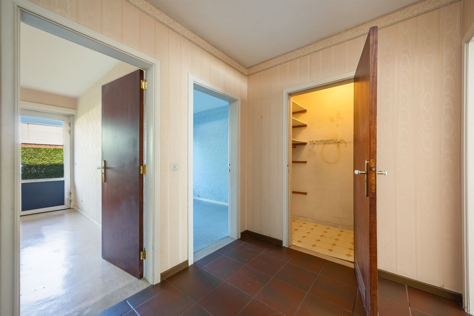 Halfopen gelijkvloers appartement met garage foto 9