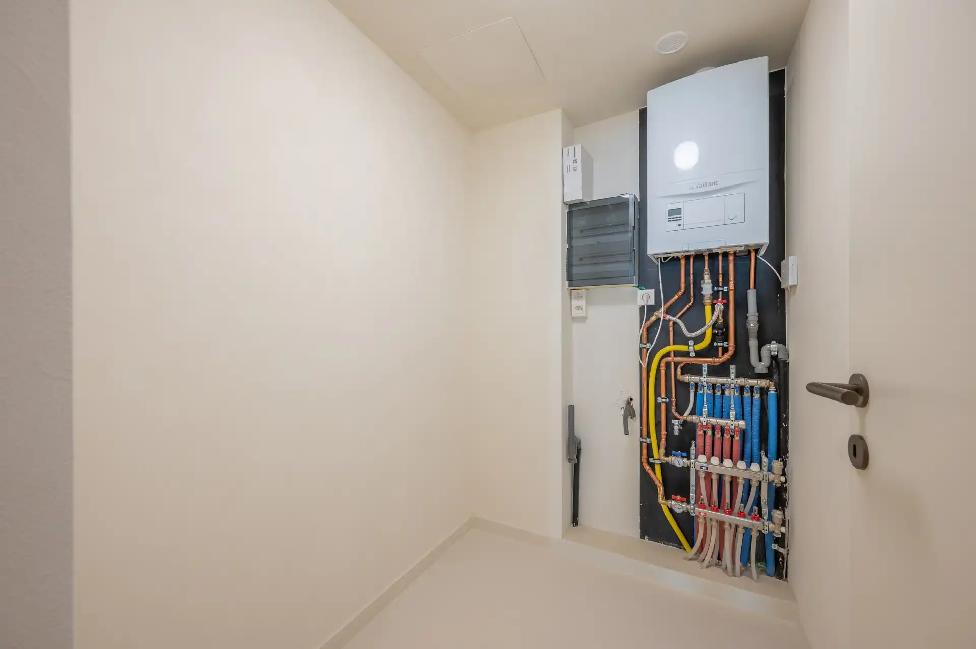 Volledig vernieuwde opbrengsteigendom met drie appartementen en verhuurd handelsgelijkvloers foto 19