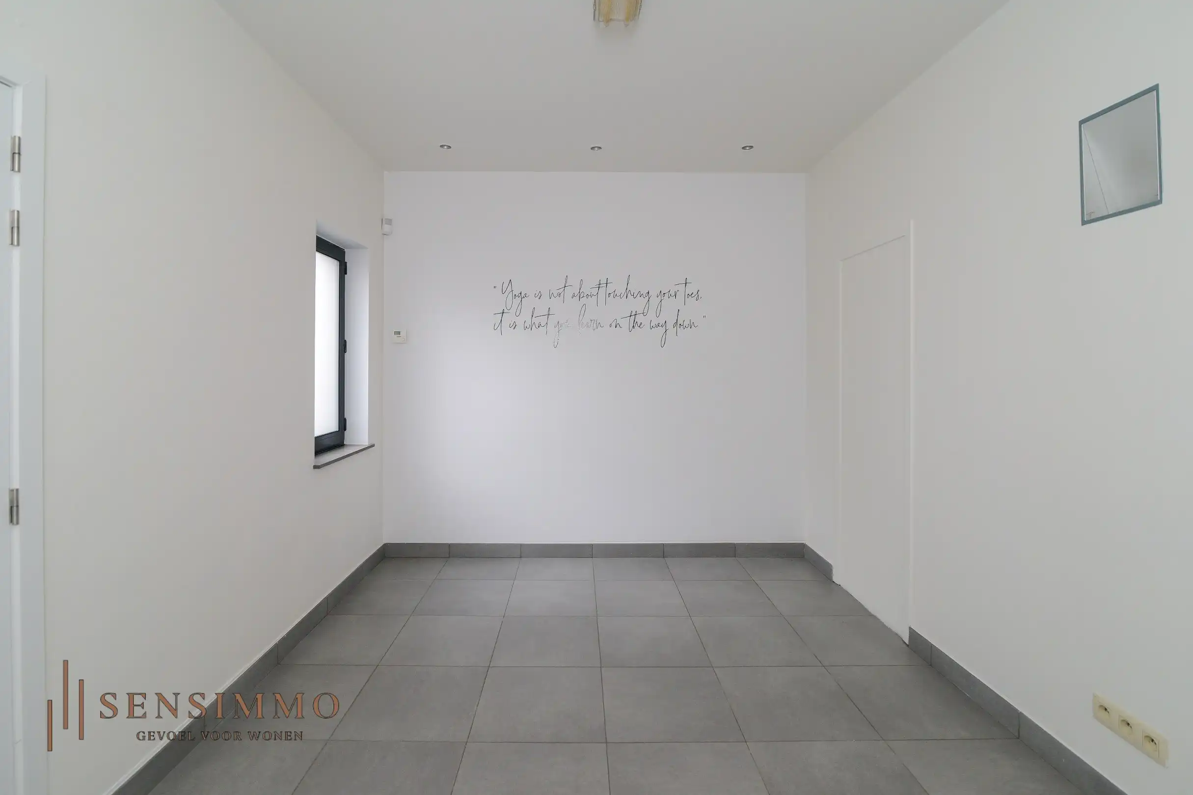 Commerciële handelspand met bovenliggend appartement in hartje Maasmechelen foto 9