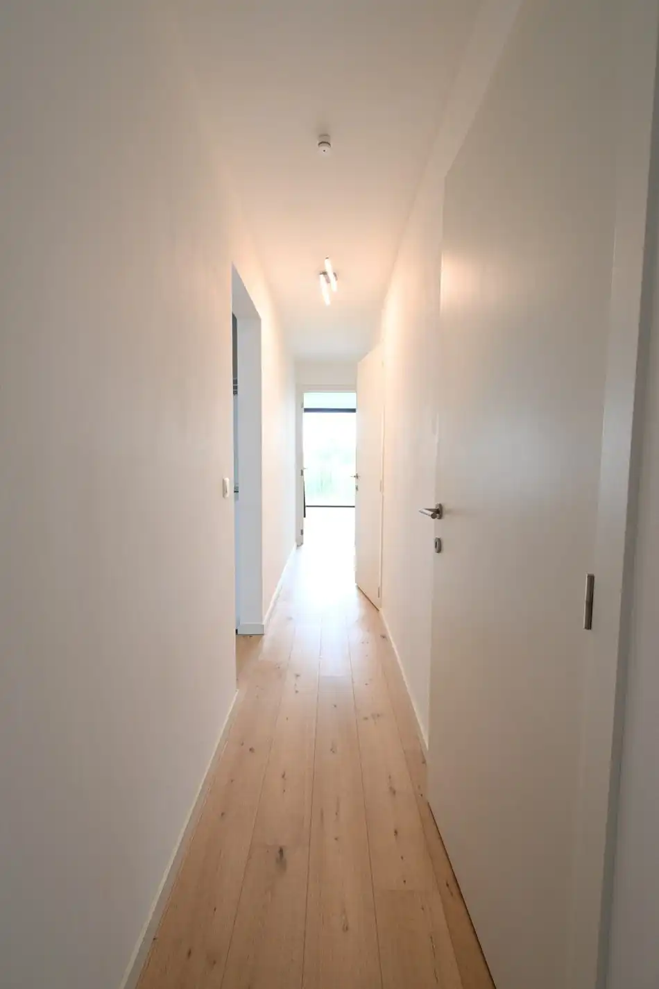 Knap recent appartement met 2 slaapkamers en mooi uitzicht + autostandplaats foto 6