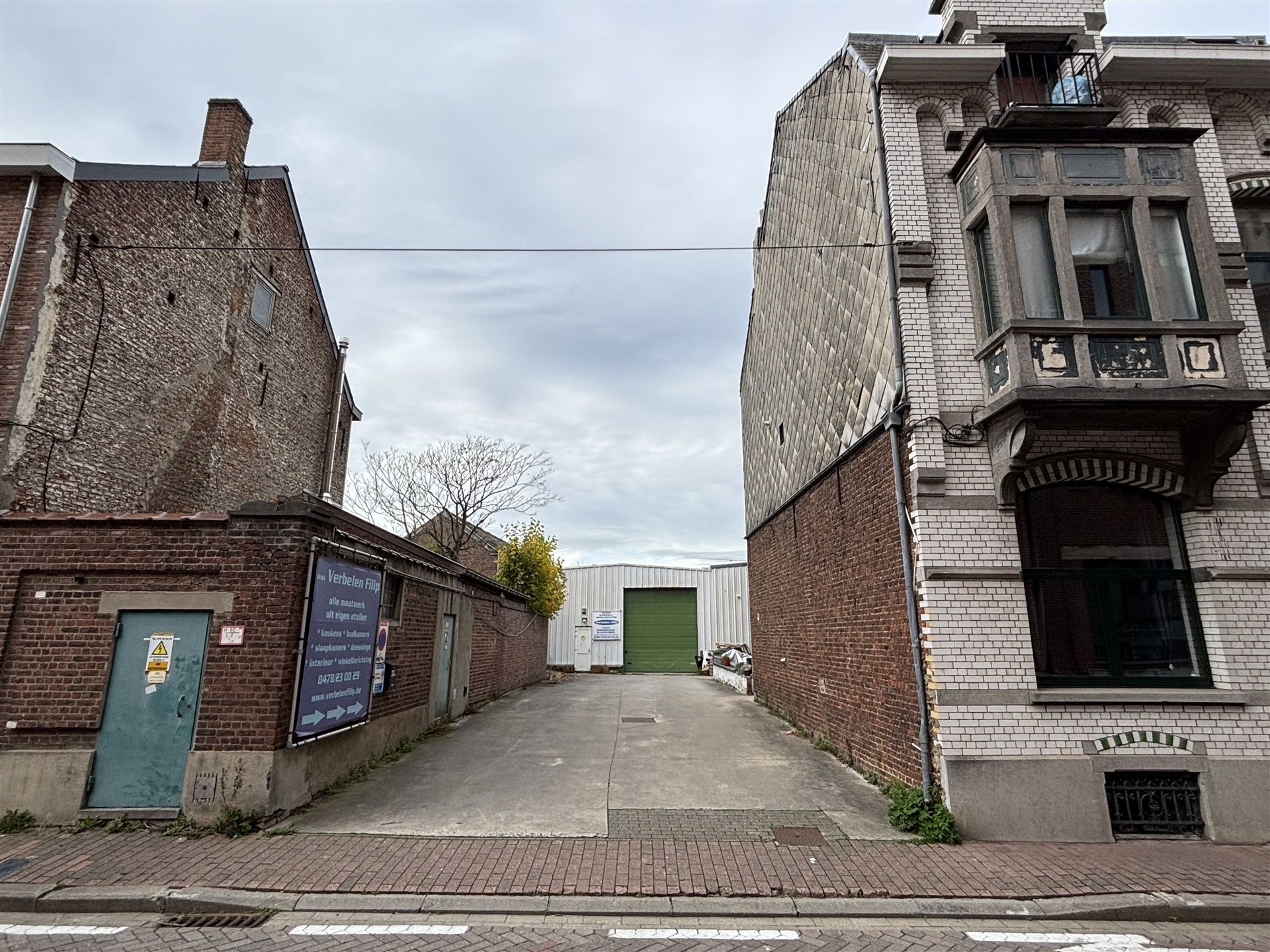 Loods met projectmogelijkheid in het hart van Merchtem foto {{pictureIndex}}