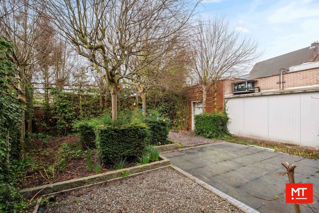 Veelzijdig gebouw bestaande uit handelsruimte, woning en appartement in het centrum van Wervik foto 4