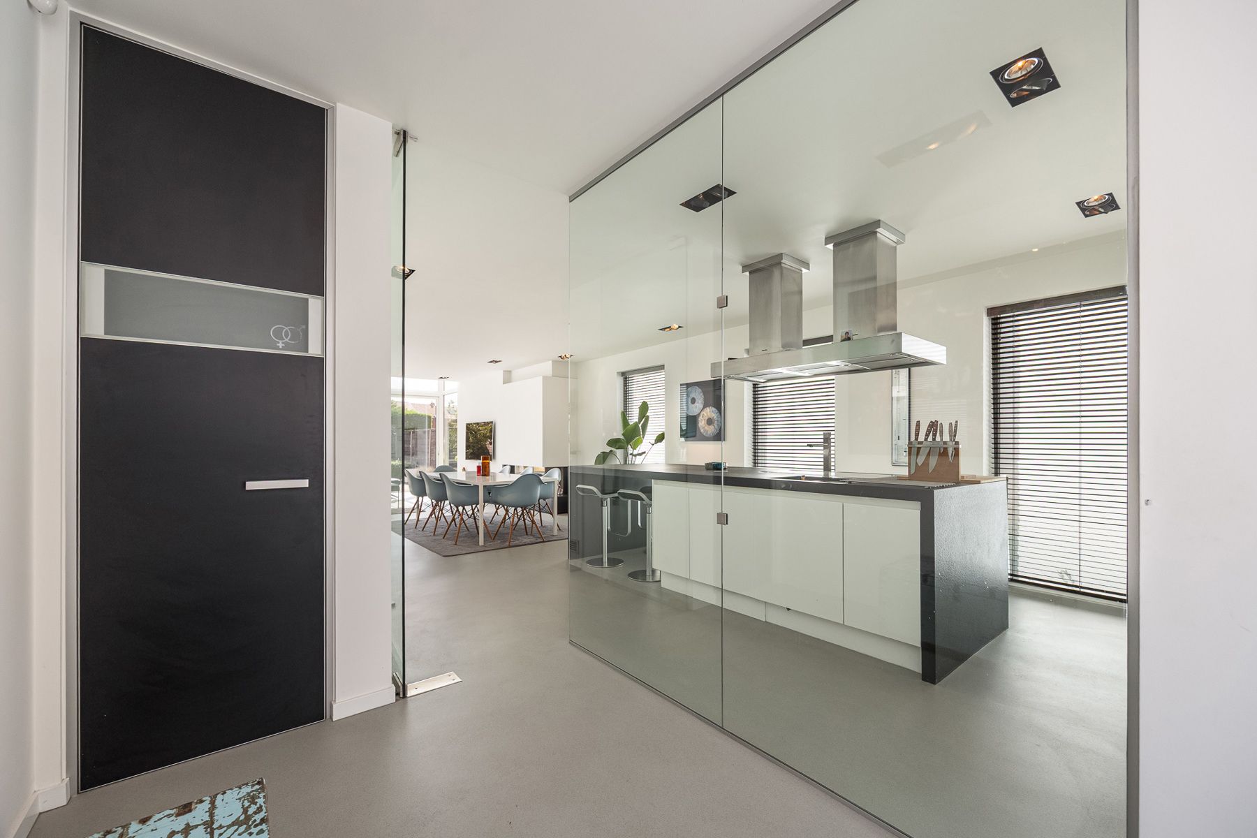 Knap afgewerkte woning met apart bedrijfsgebouw en parking foto 6