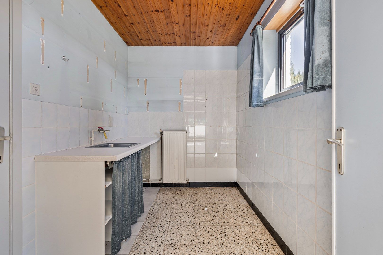 Te renoveren woning met garage en ruime tuin nabij het centrum van Dessel ! foto 11