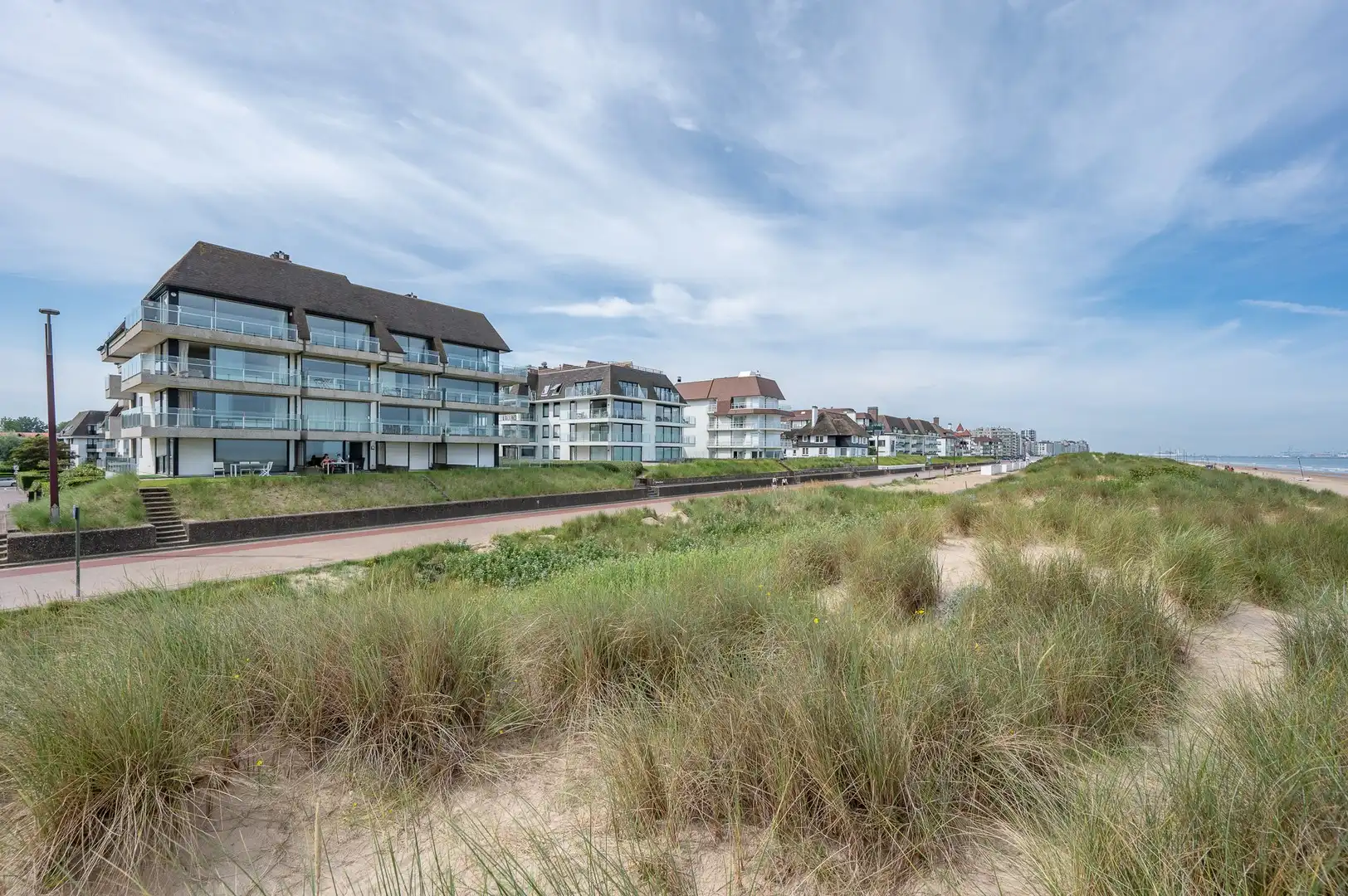 Magnifiek appartement op de wandeldijk in het Zoute, met adembenemend frontaal zeezicht. foto 4