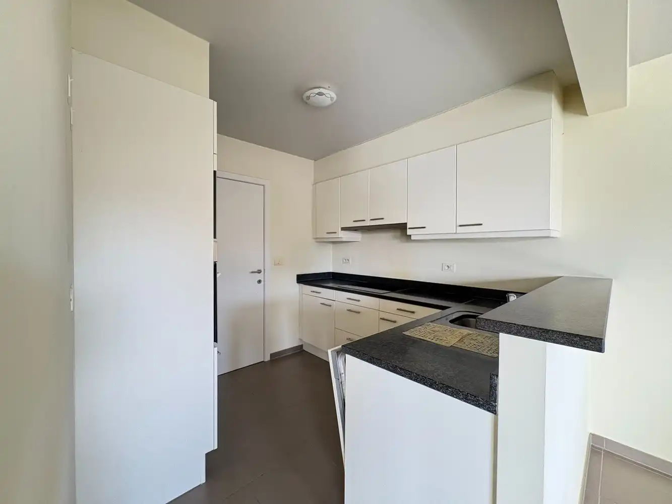 Lichtrijk appartement met twee slaapkamers + garage foto 4