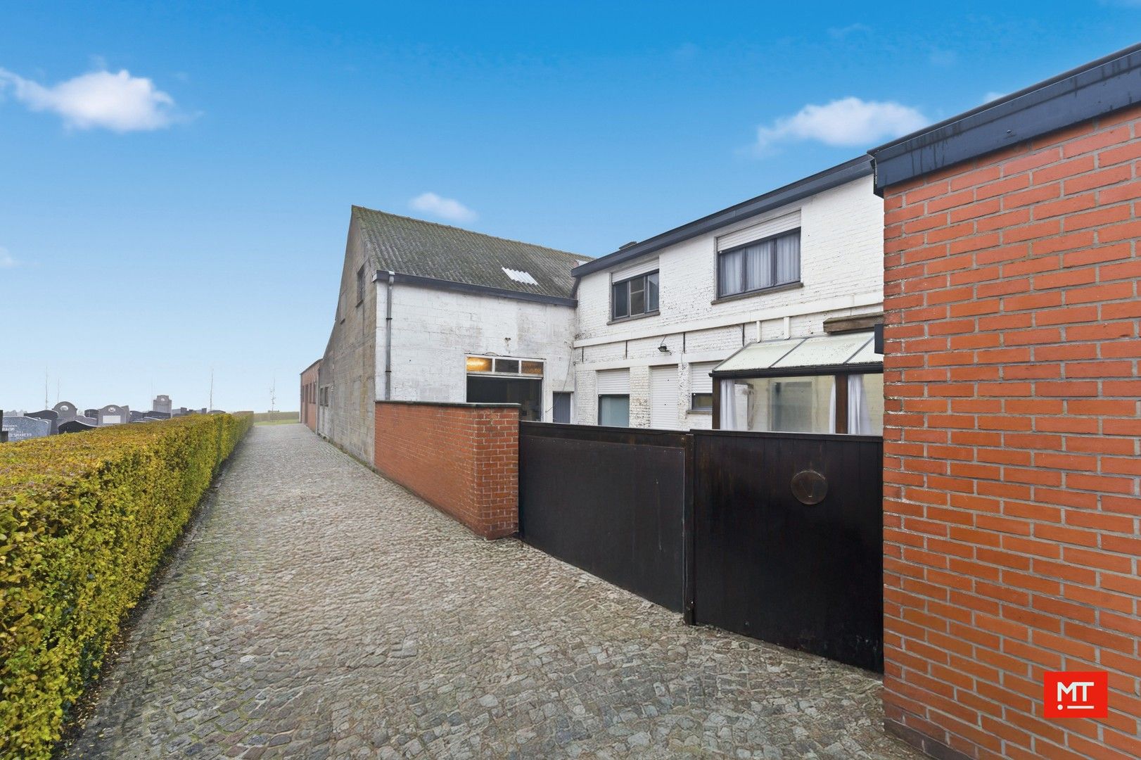 Bijzonder ruim gebouw met magazijn in de dorpskern van Zandvoorde (Zonnebeke) foto 4
