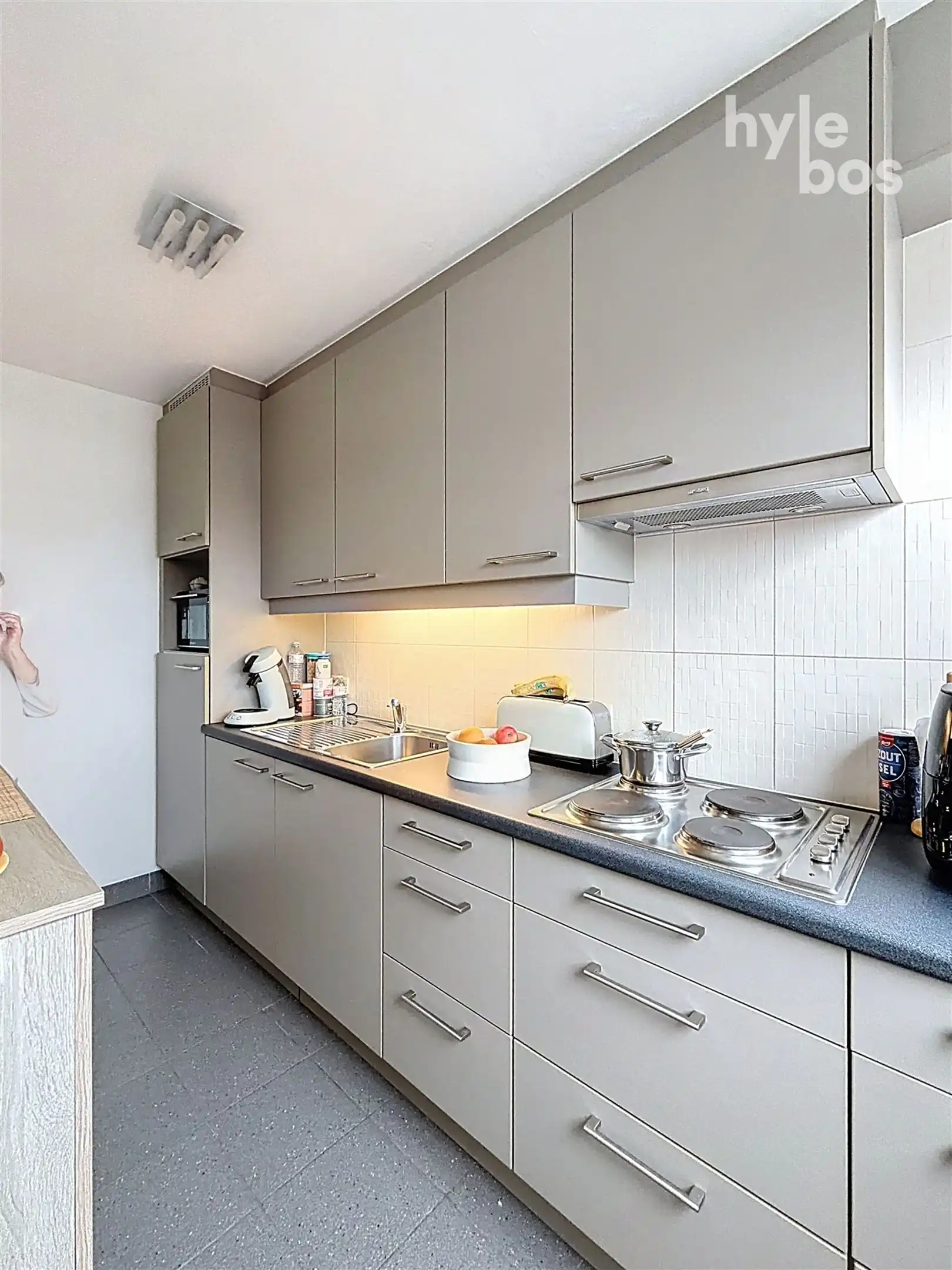 Goed gelegen appartement met 1 slaapkamer en kinderkamer/bureel foto 4