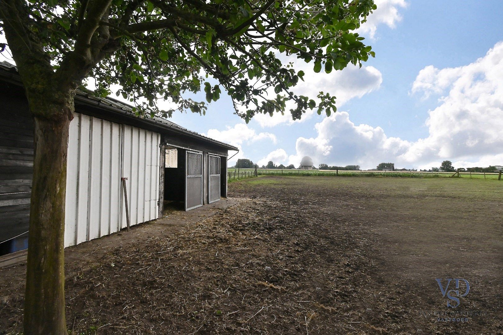 Degelijke laagbouw met grond (> 3600 m²). foto 3