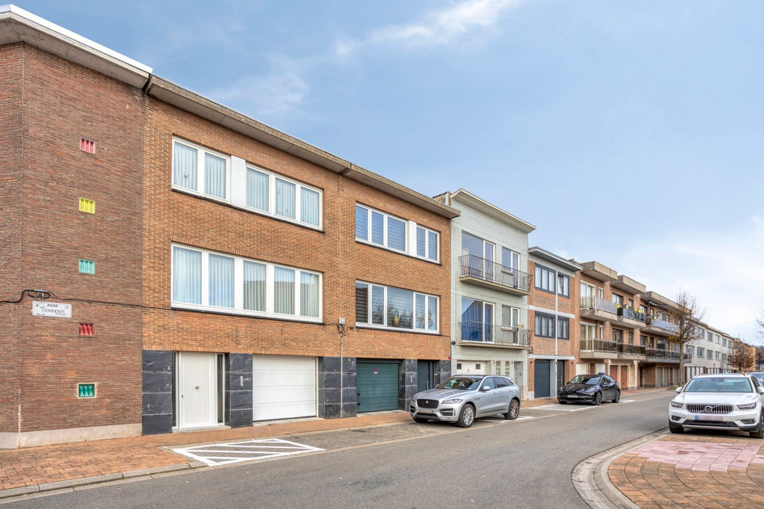 Hoofdfoto van de publicatie: Gerenoveerde bel-étage woning met garage