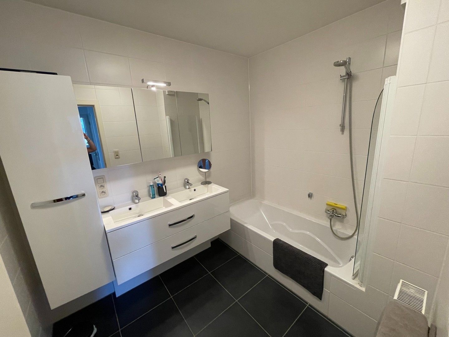 Gezellige woning met 3 slaapkamers en klein tuintje gelegen in Eksel. foto 6