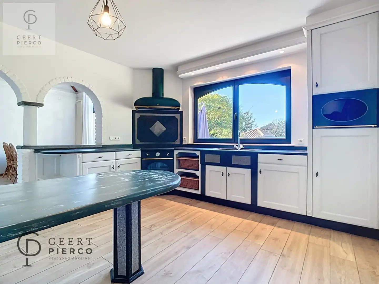 Ruime bungalow met drie slaapkamers en inpandige garage op een perceel van 10a37ca. foto 12