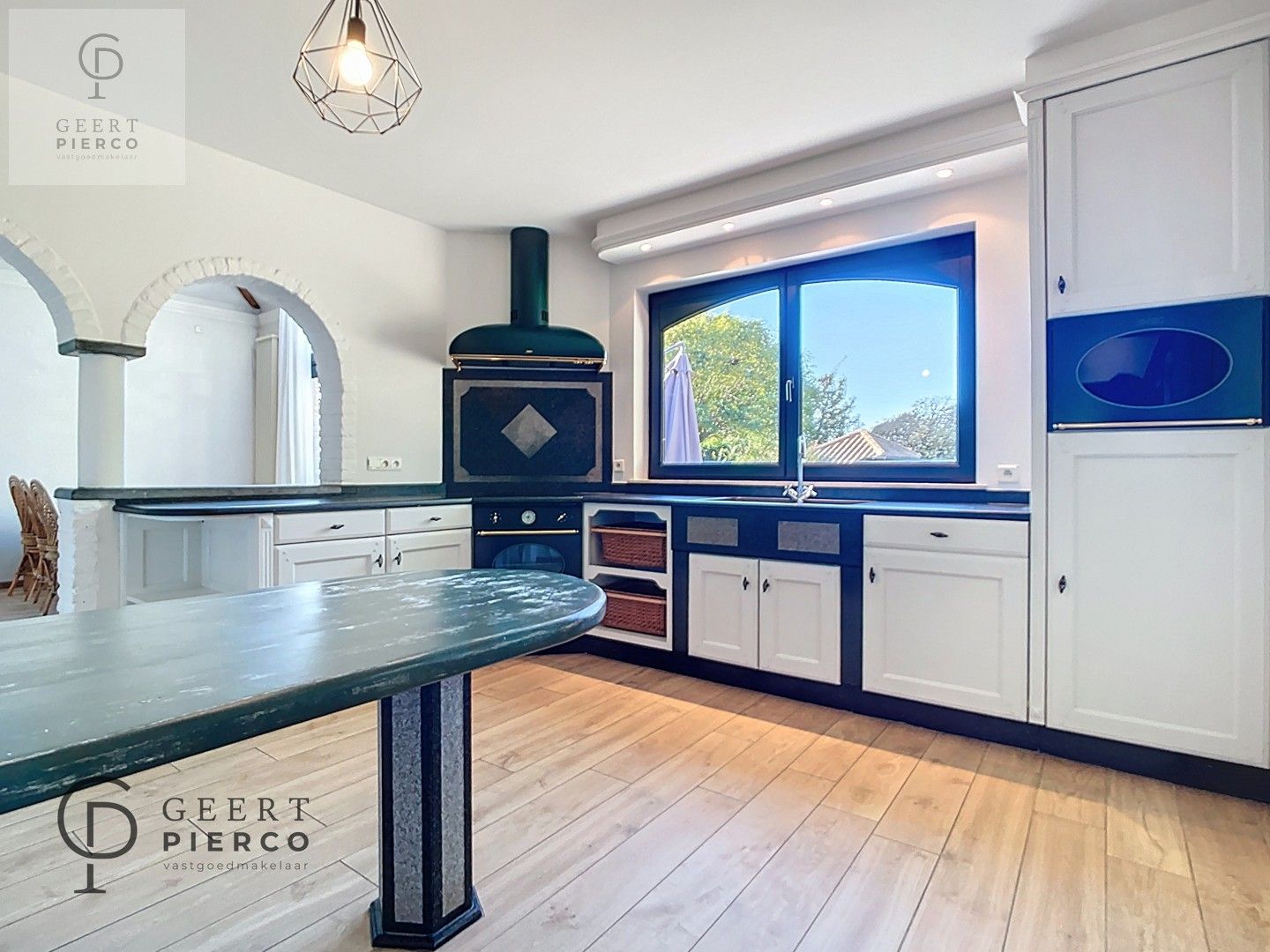 Ruime bungalow met drie slaapkamers en inpandige garage op een perceel van 10a37ca. foto 12