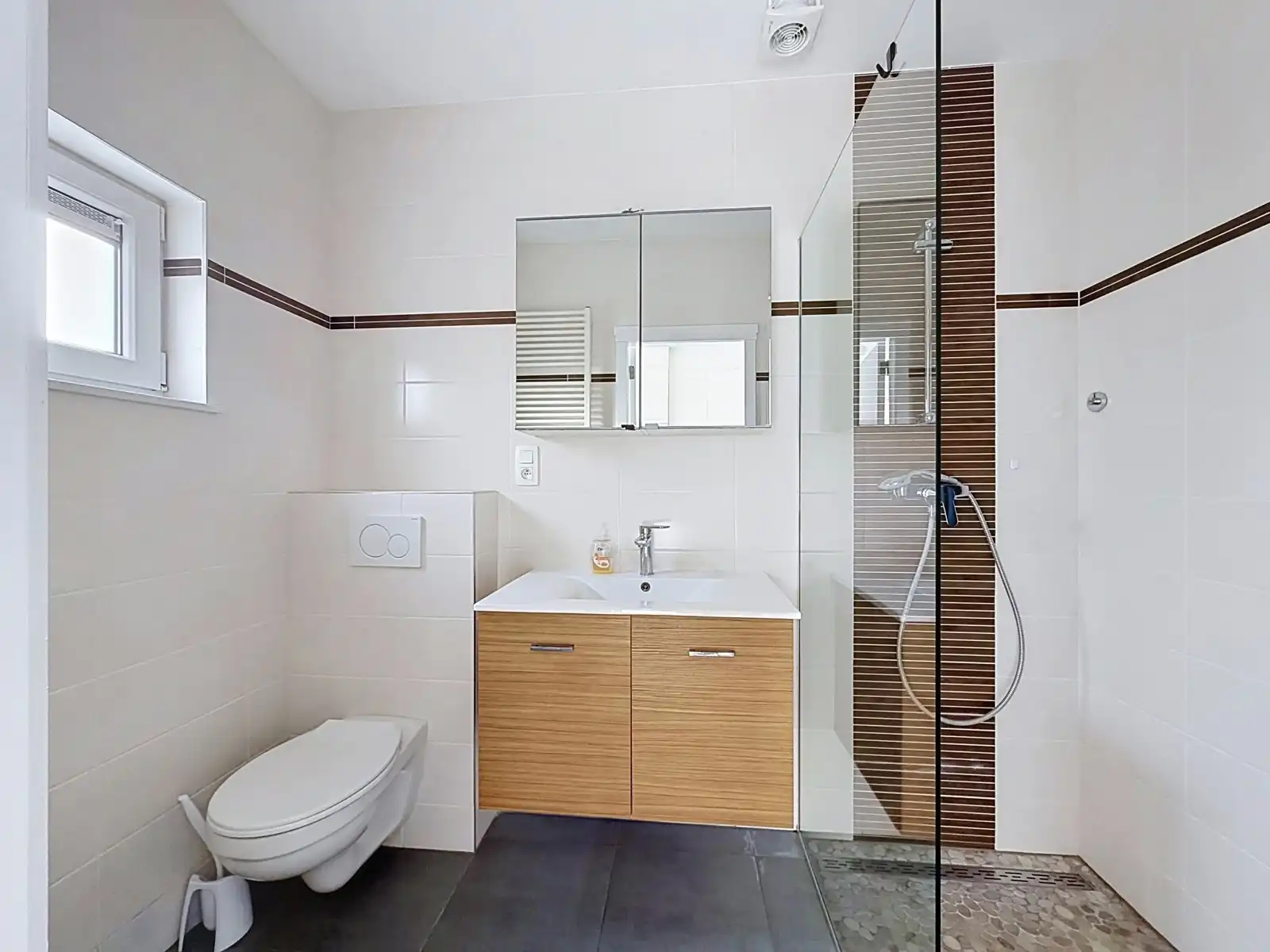 Instapklare gezinswoning met 4 SLPK, 3 Badkamers én Tuin! foto 10