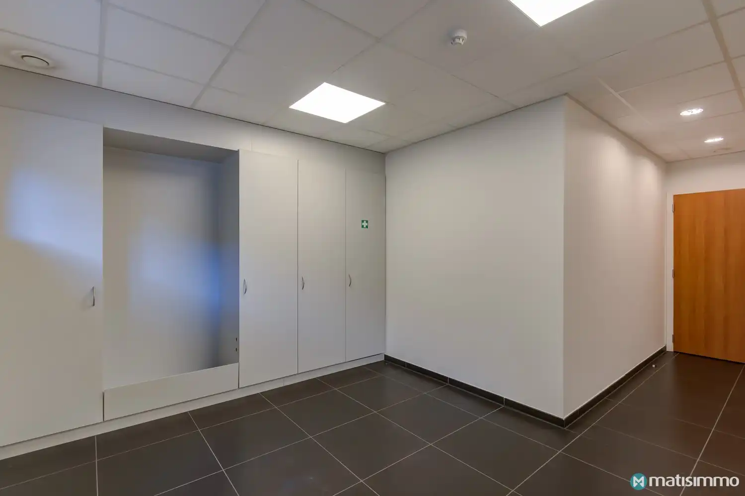 2 PRAKTIJKRUIMTES MET 10 PARKEERPLAATSEN TE HUUR IN HET CENTRUM VAN HOESELT foto 11