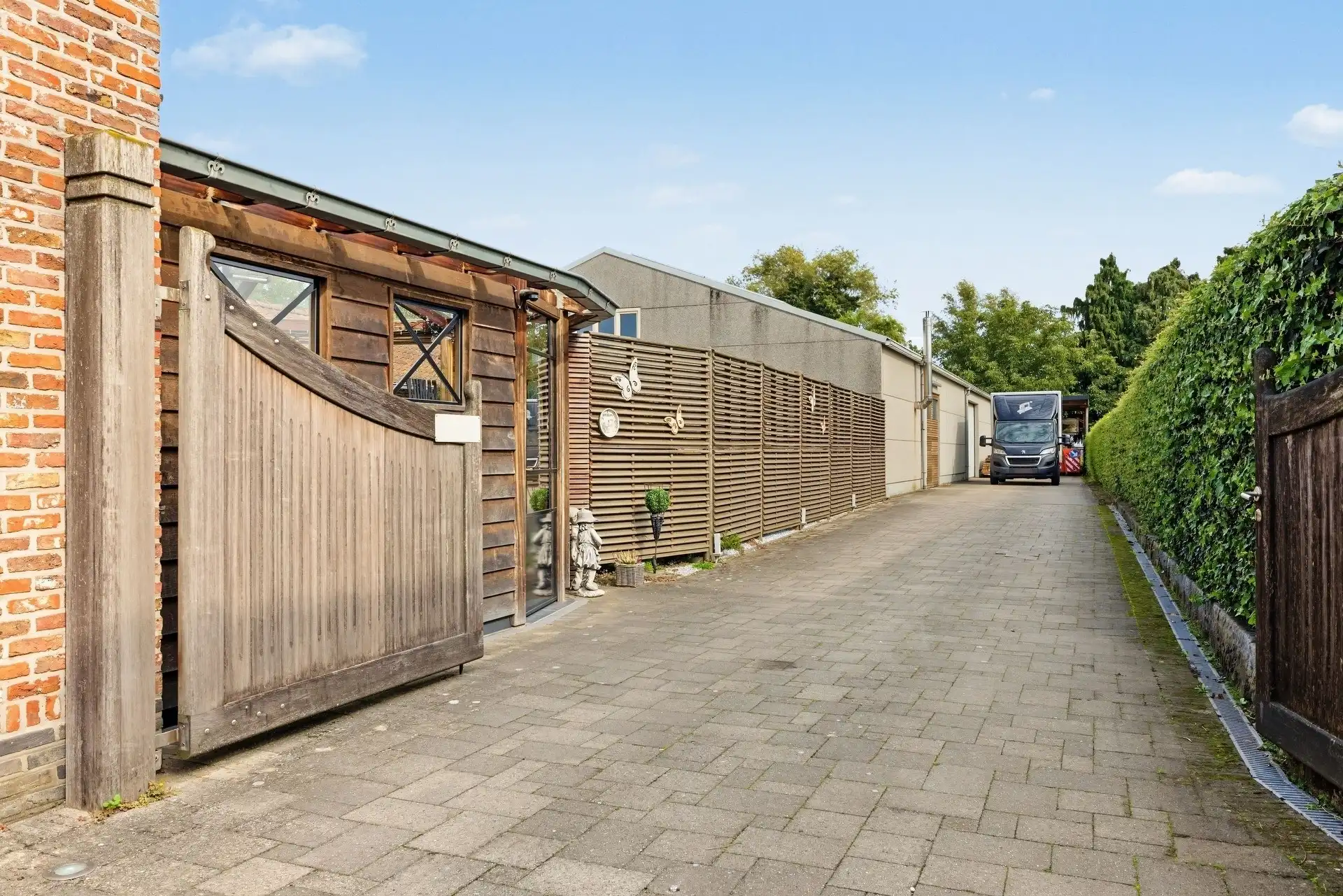 Ruime gezinswoning in klassiek landelijke stijl met aanpalende werkplaats van ca. 435m² foto 34