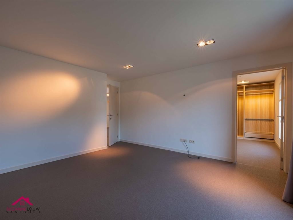 Vrijstaande woning, volledig gerenoveerd foto 18