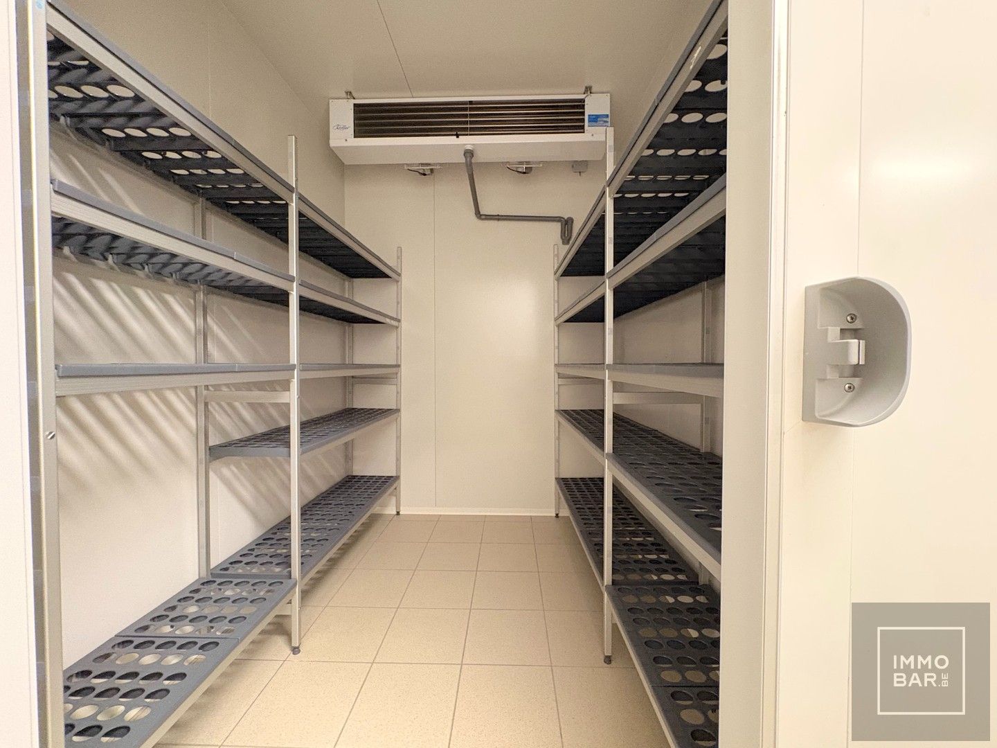 Een uniek pand dat je volledig kan omtoveren tot een prachtige woning foto 8