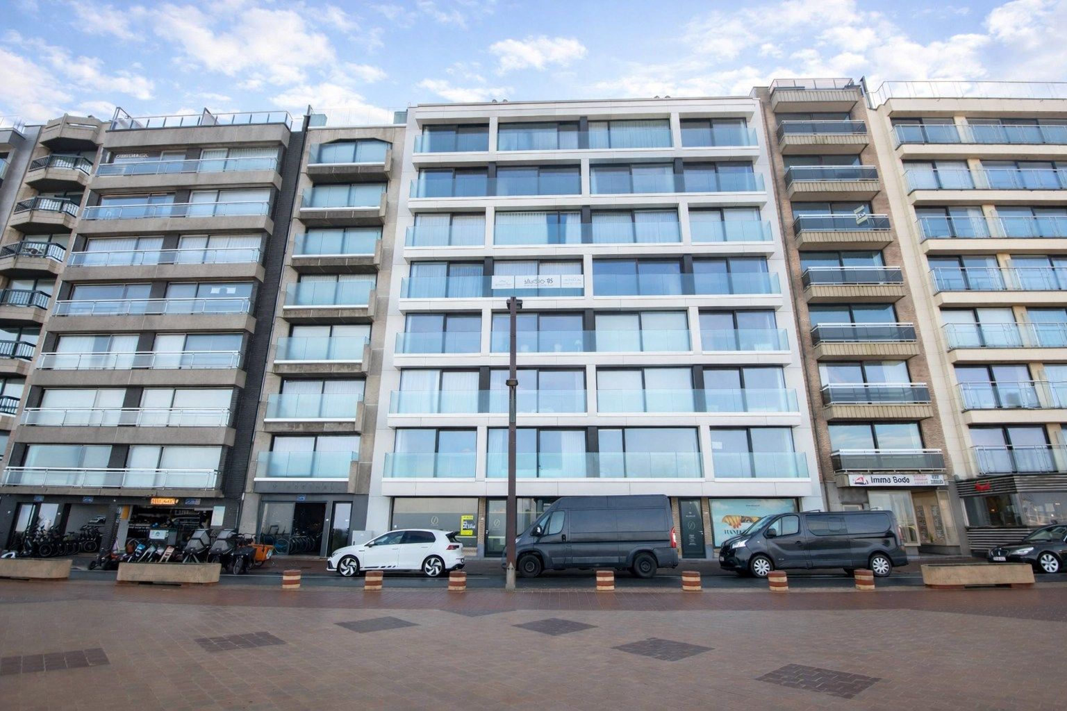 Handelsgelijkvloers op de zeedijk vlakbij het Lichttorenplein foto {{pictureIndex}}