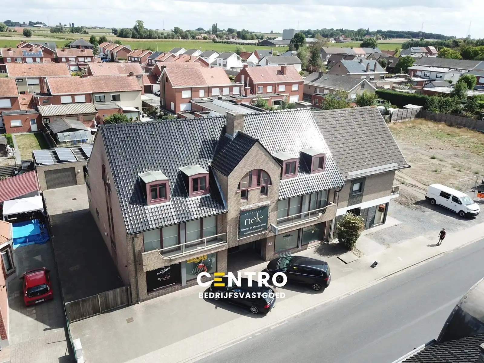 PRAKTIJKRUIMTE / KANTOOR op gelijkvloers van 130m² met parkeergelegenheid voor de deur! foto {{pictureIndex}}