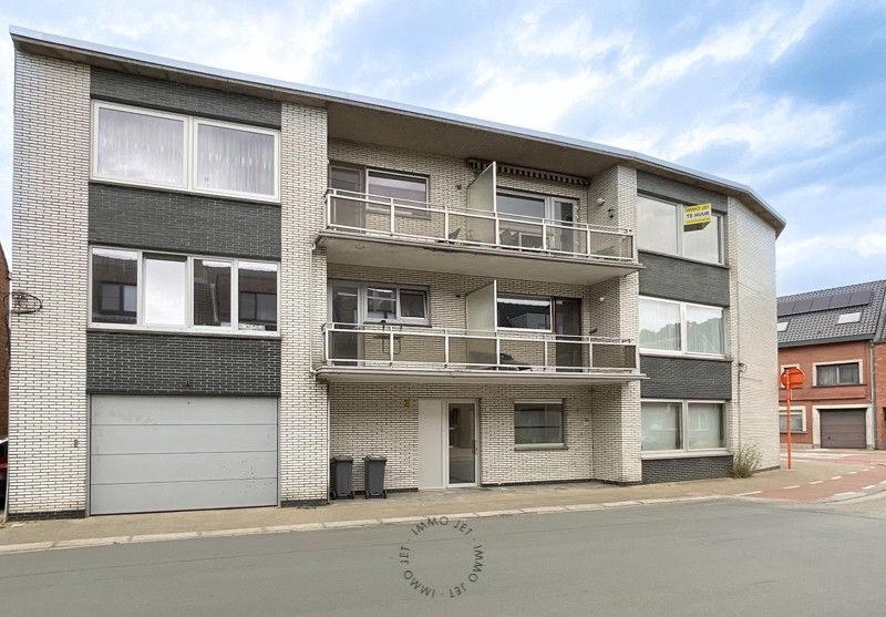 Ruim appartement van 130m² met twee slaapkamers, terras en autostaanplaats foto {{pictureIndex}}