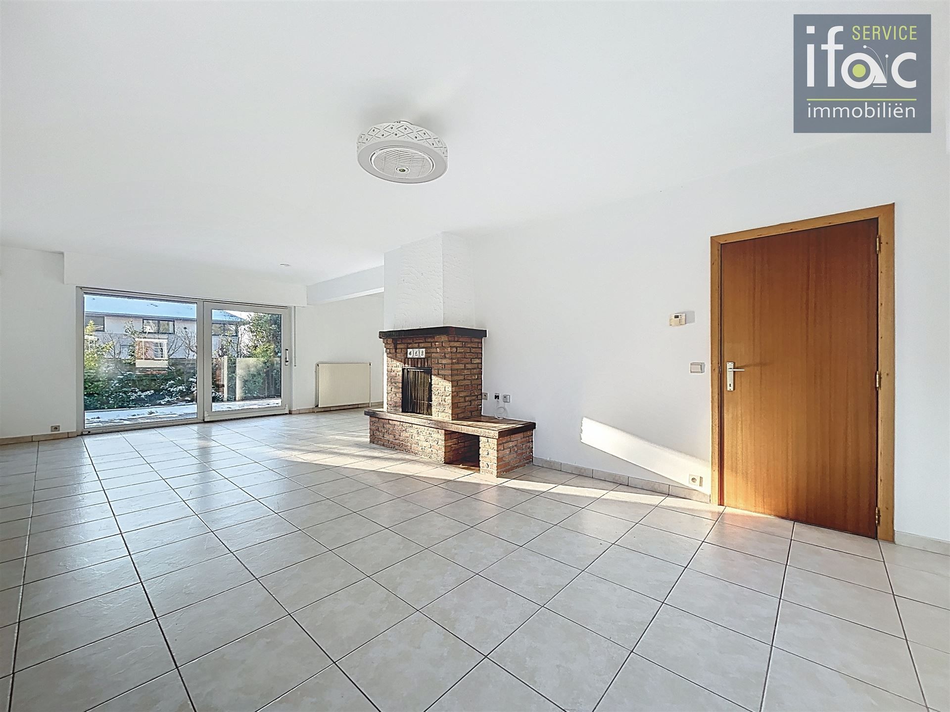 Villa met 5 slaapkamers, 2 badkamers op uitstekende locatie foto 2