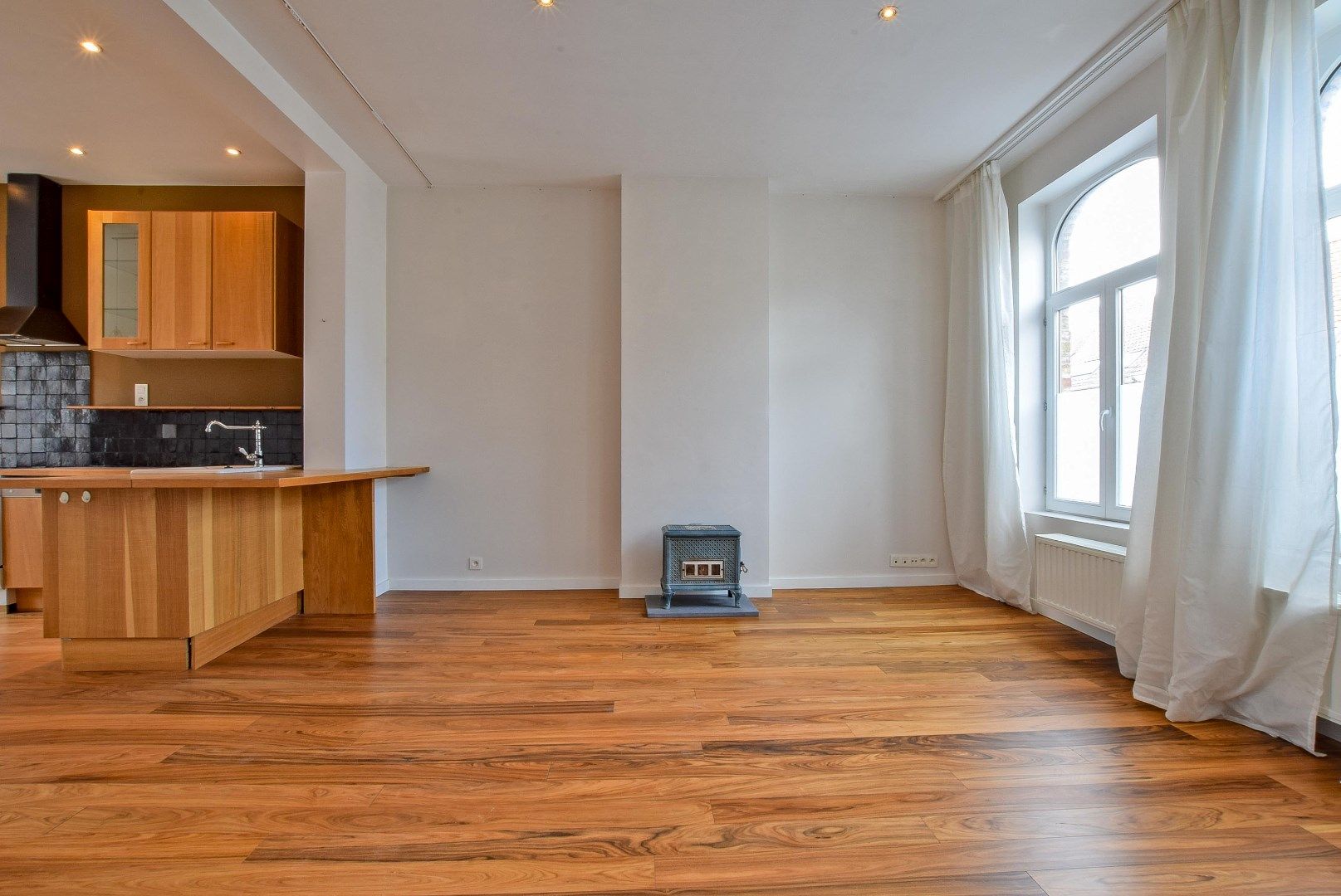 Charmante stadswoning met praktijkruimte in hartje Nieuwpoort-Stad op 91 m². foto 6