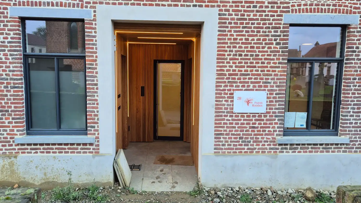 Uitzonderlijk ruime nieuwbouwwoning met 2 aparte appartementen -perfect voor co-housing, kangoeroewonen of wonen + zorgwoonst. foto 2