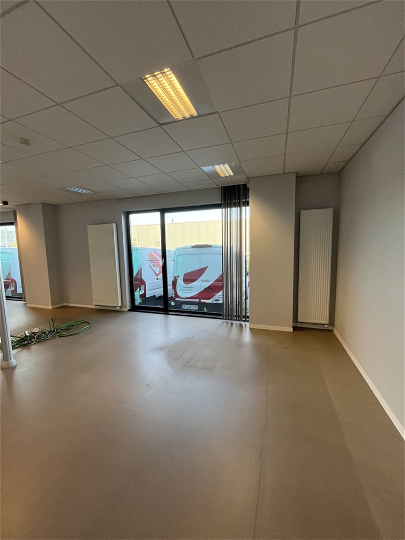 Opslagruimte met kantoren te Kortrijk vlakbij R8  foto 15