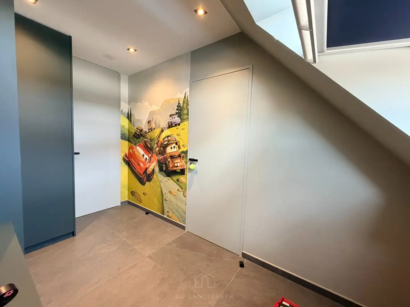 Stijlvol dakappartement met 3 slaapkamers, 2 badkamers en uitzonderlijk veel maatwerk foto 15